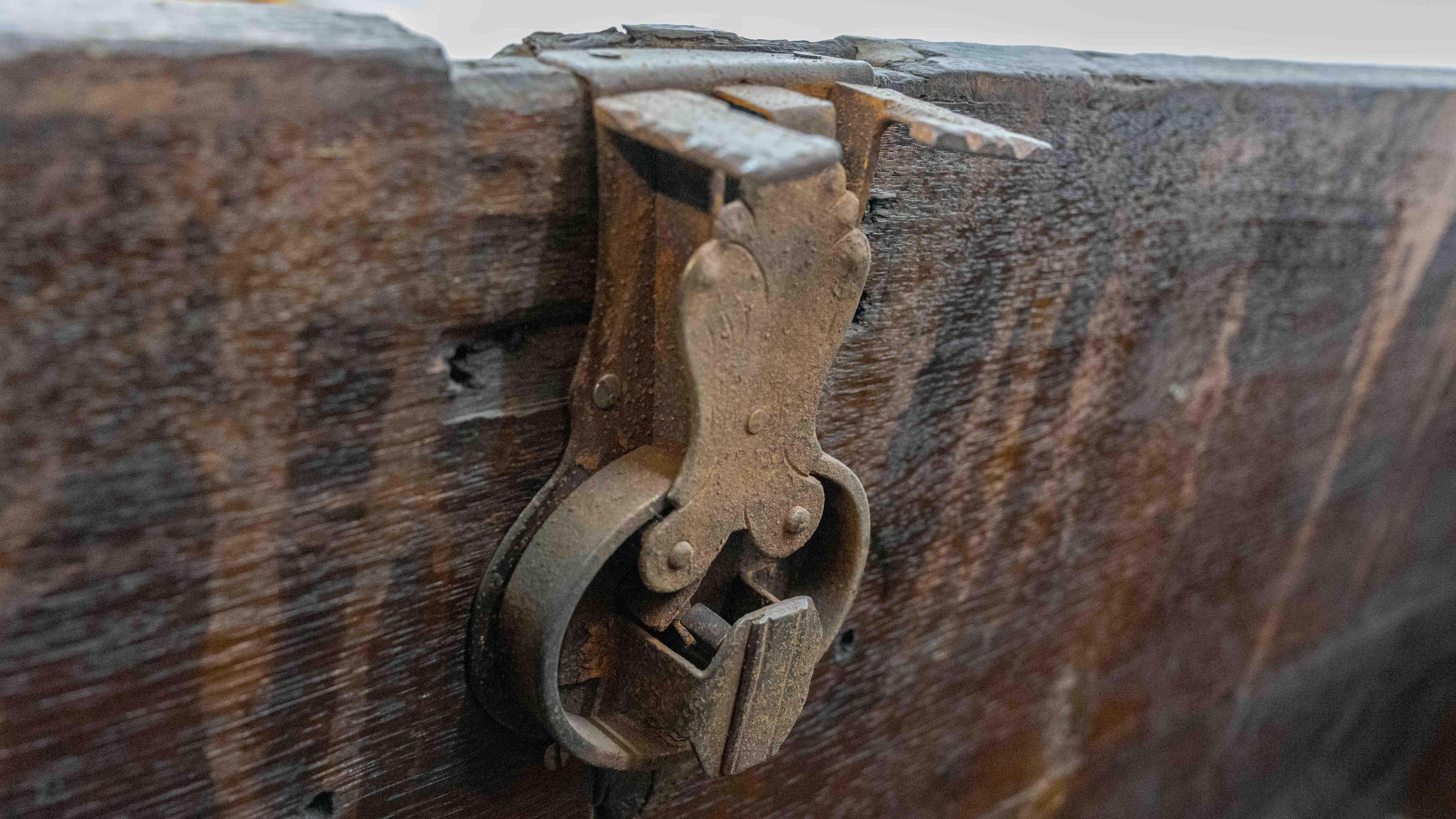 Antico forziere a coperchio piatto in Oak del 1691 Rinascimento-inizio Barocco, XVII secolo in vendita 8
