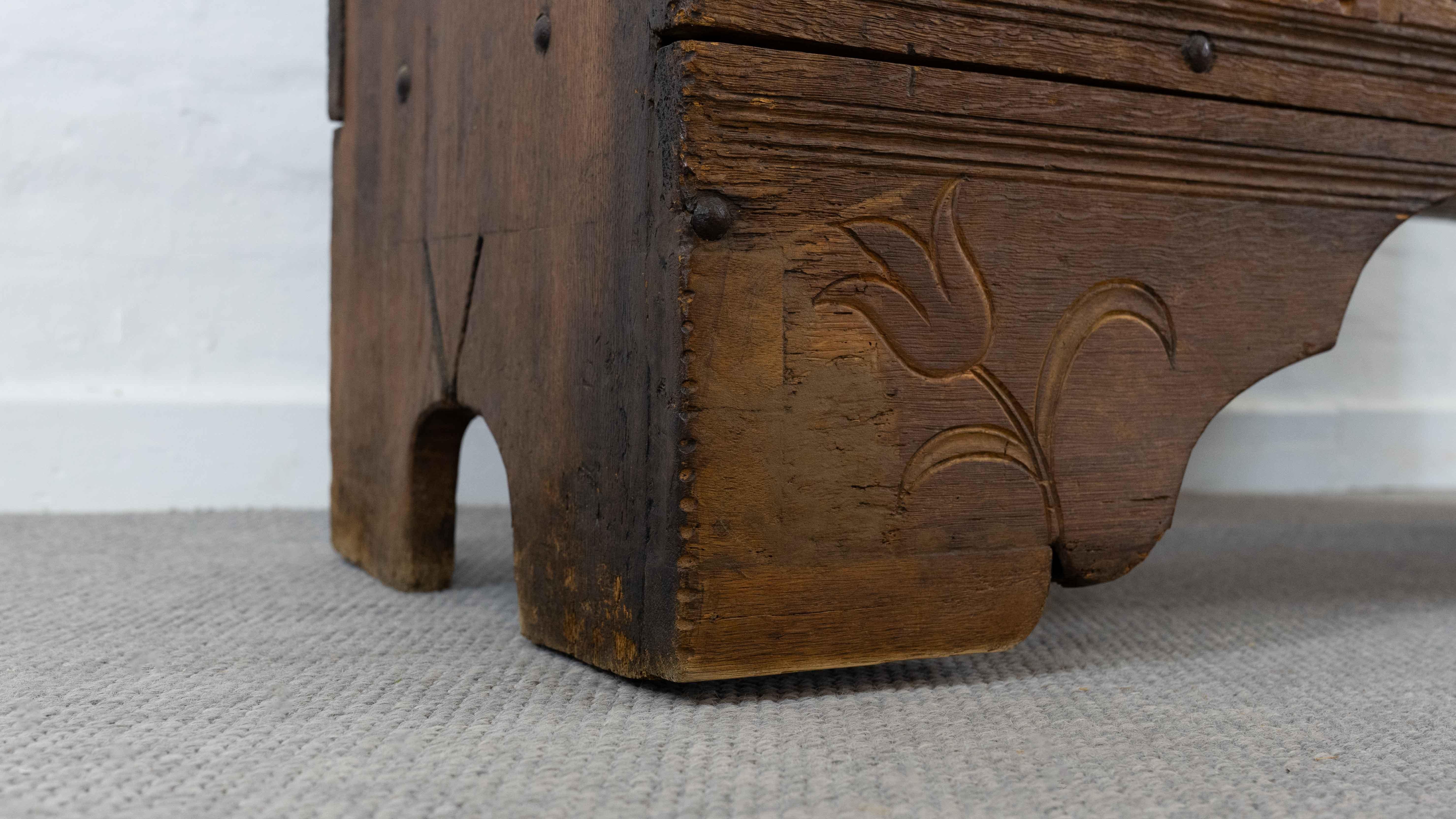Antico forziere a coperchio piatto in Oak del 1691 Rinascimento-inizio Barocco, XVII secolo in vendita 10