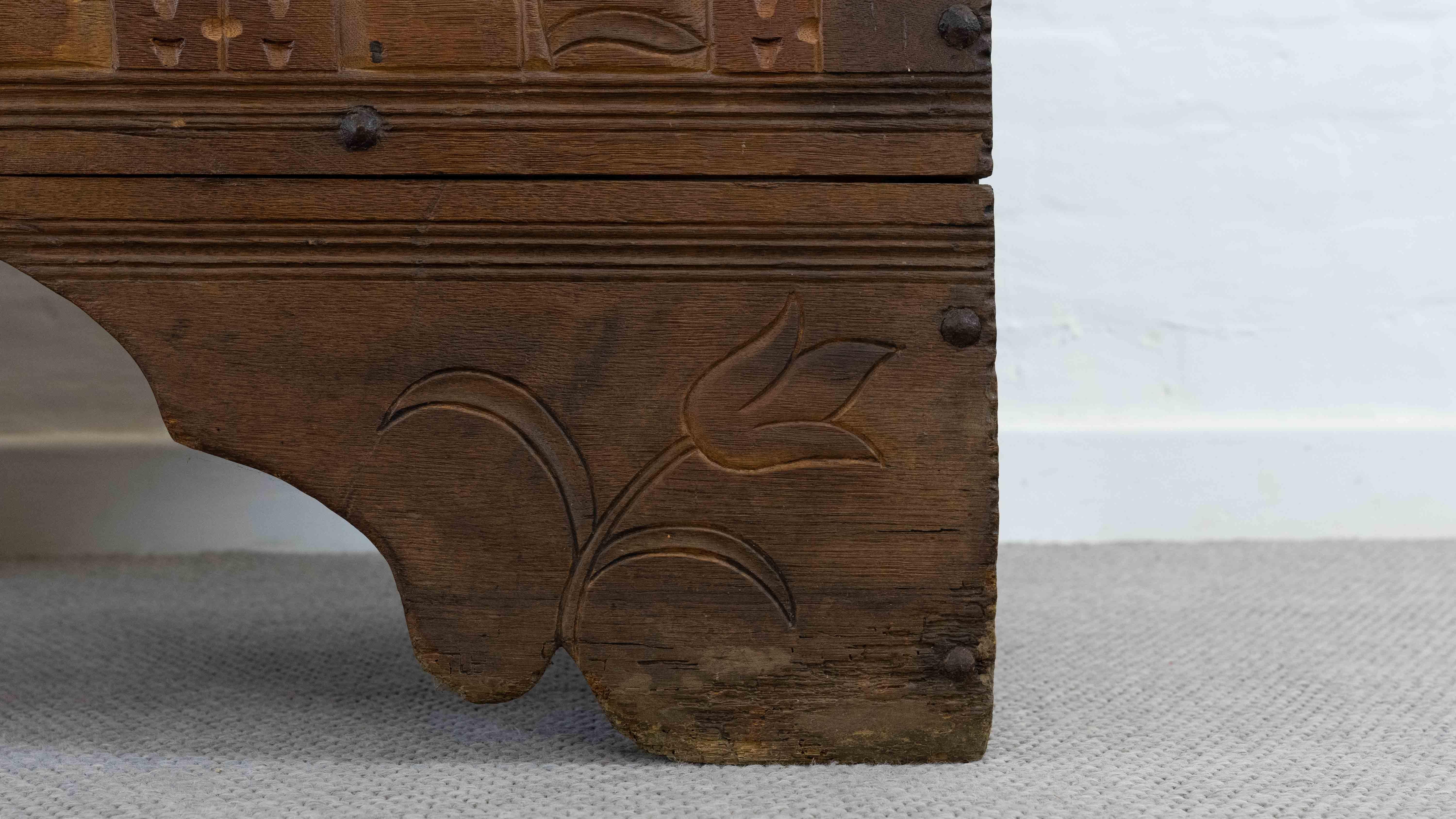 Antico forziere a coperchio piatto in Oak del 1691 Rinascimento-inizio Barocco, XVII secolo in vendita 11