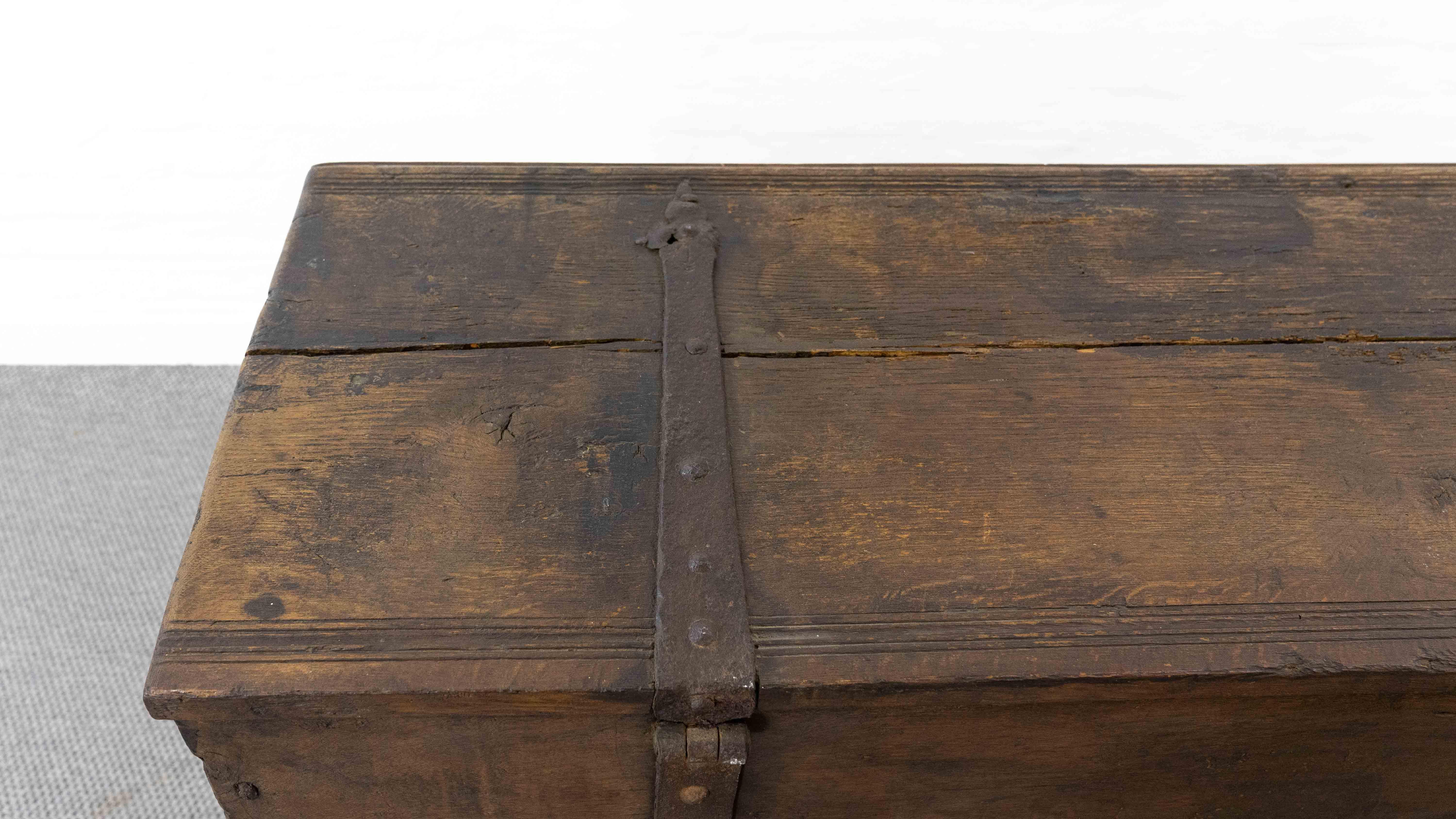 Antico forziere a coperchio piatto in Oak del 1691 Rinascimento-inizio Barocco, XVII secolo in vendita 13