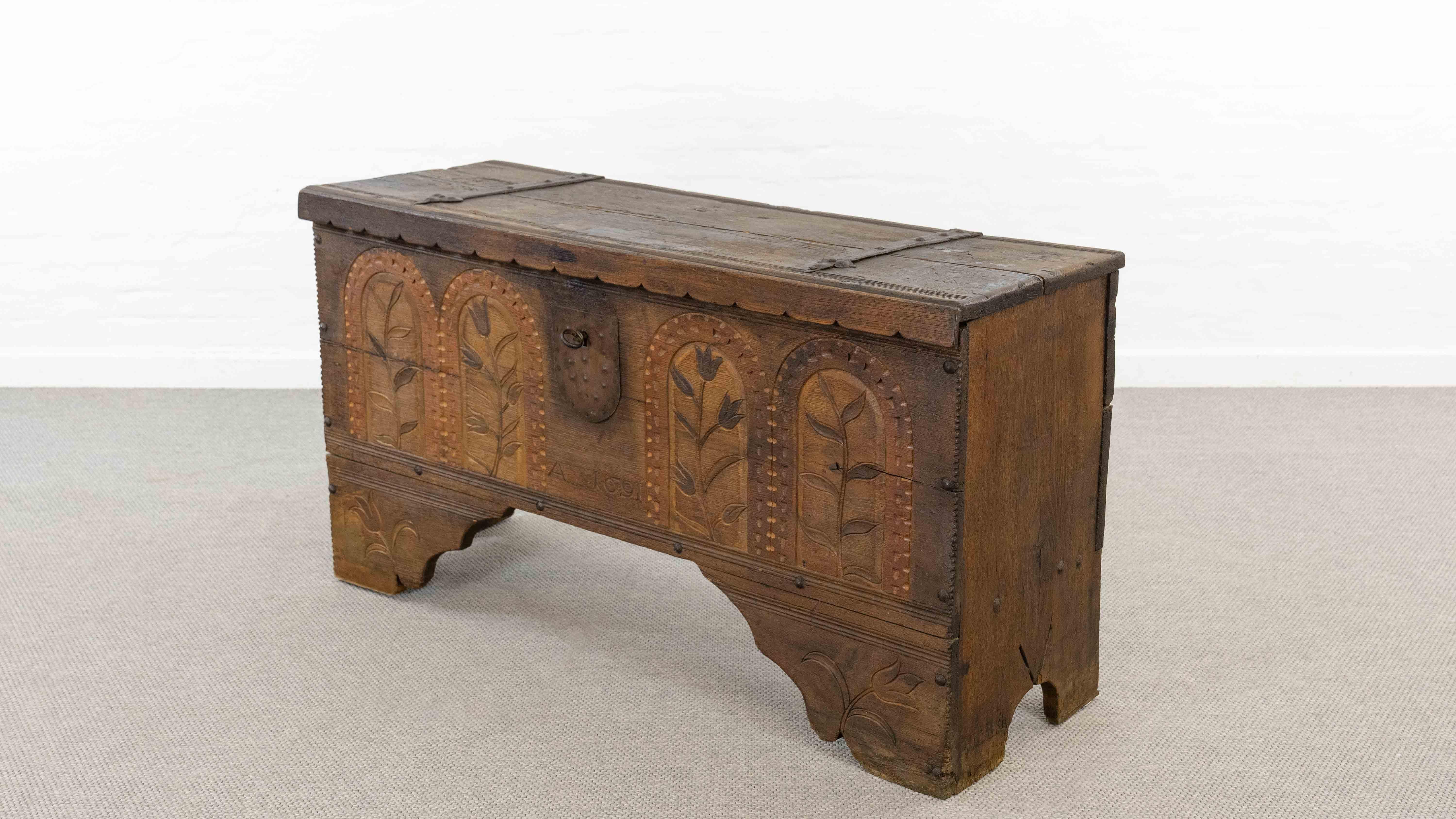 Antica cassapanca a coperchio piatto del XVII secolo. Rinascimento / Primo Barocco. Realizzato nel 1691 in legno di Oak. Fino a poco tempo fa, il forziere è stato di proprietà per 333 anni di una famiglia di avvocati della Bassa Sassonia, originaria