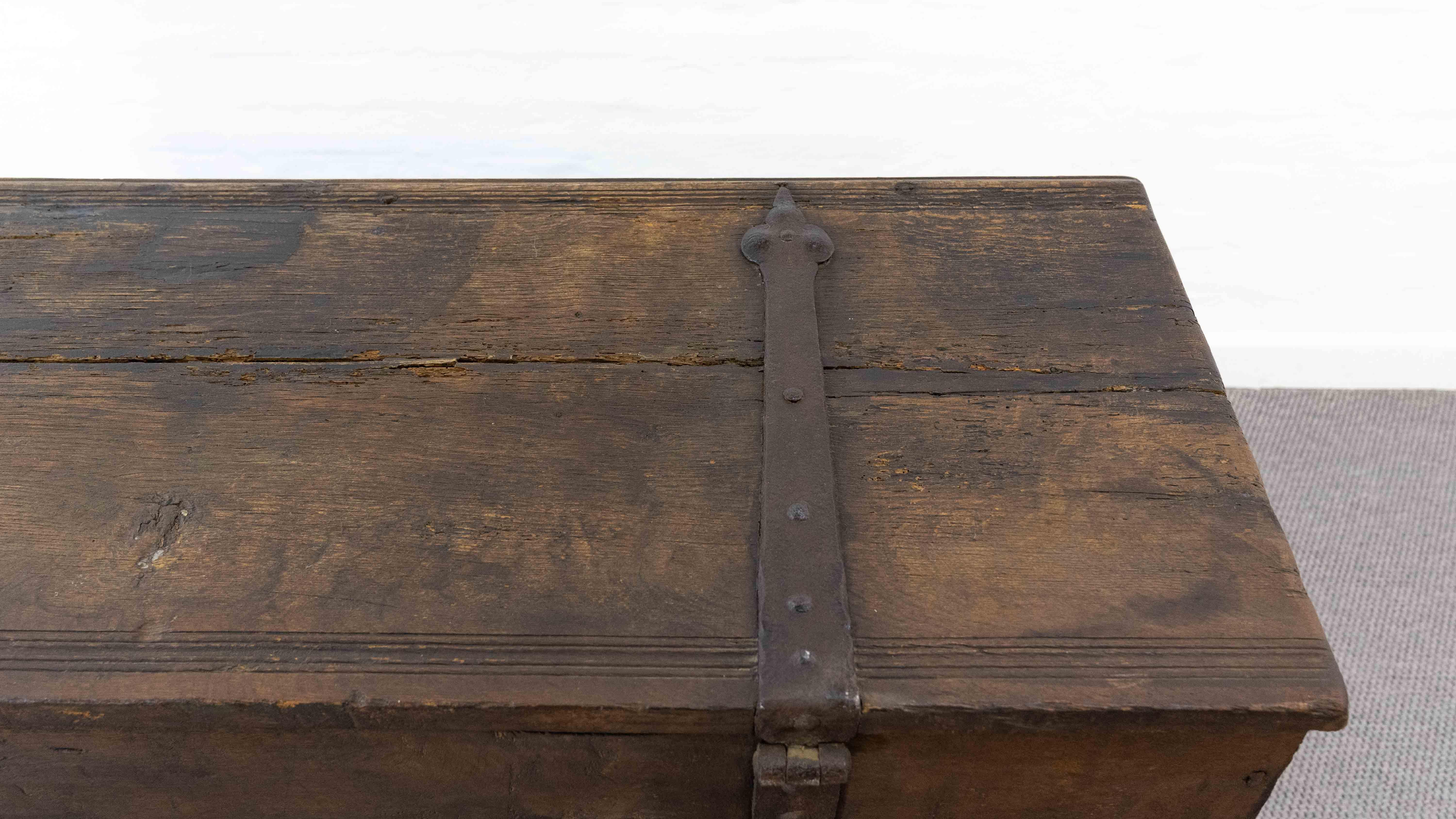 Antico forziere a coperchio piatto in Oak del 1691 Rinascimento-inizio Barocco, XVII secolo in vendita 14
