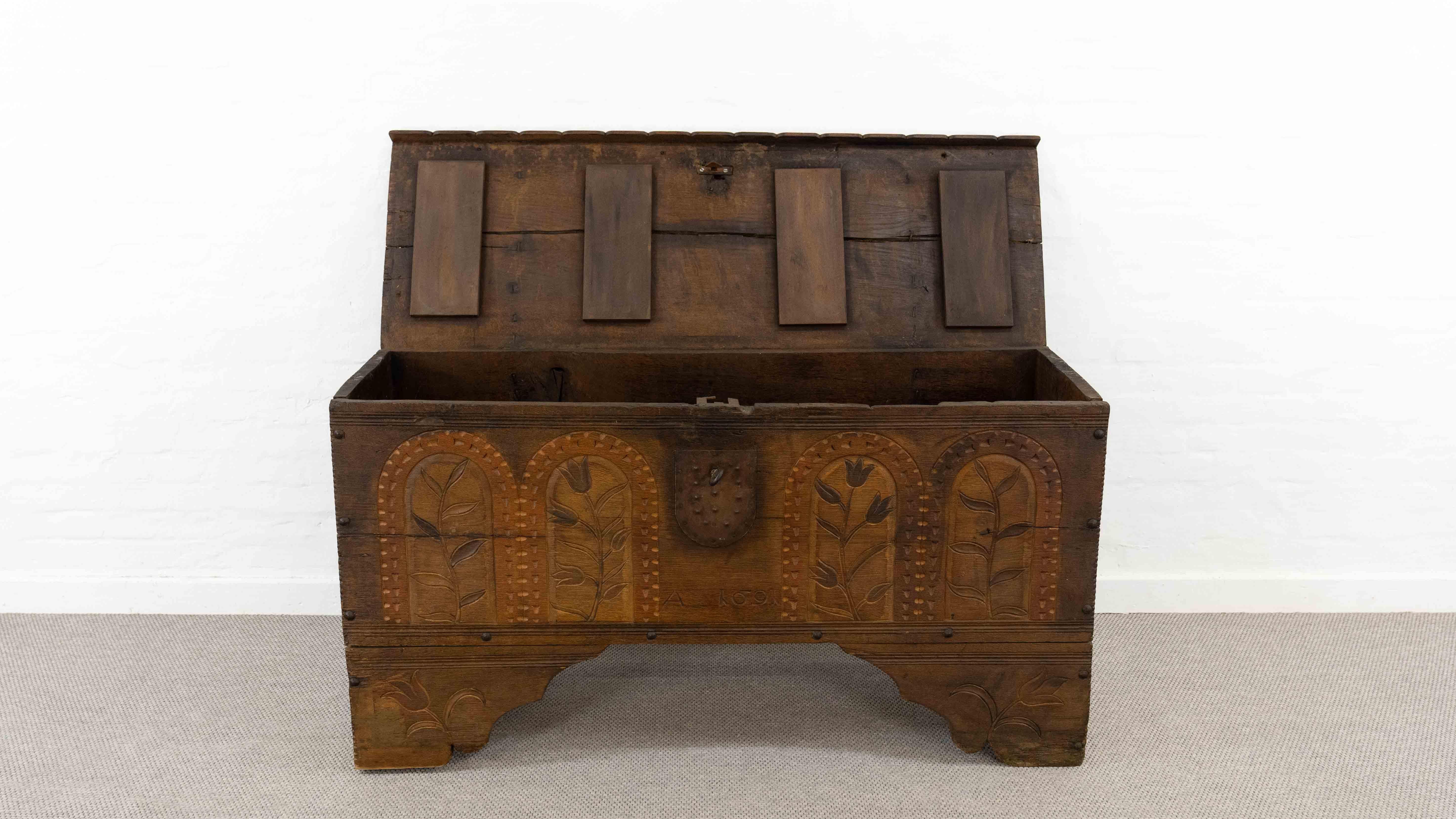 Antico forziere a coperchio piatto in Oak del 1691 Rinascimento-inizio Barocco, XVII secolo In condizioni buone in vendita a Halle, DE