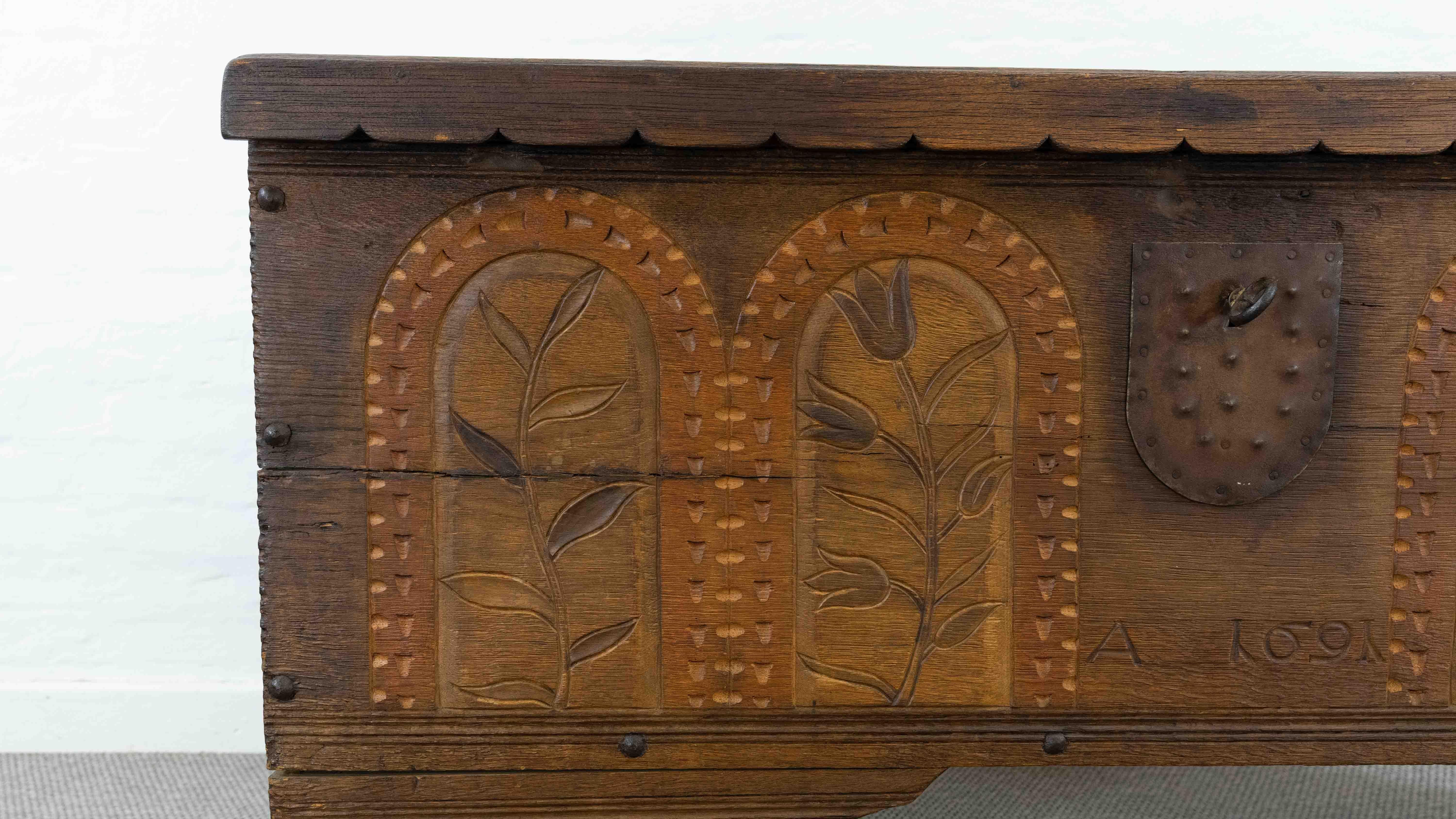 Fino al XVIII secolo Antico forziere a coperchio piatto in Oak del 1691 Rinascimento-inizio Barocco, XVII secolo in vendita