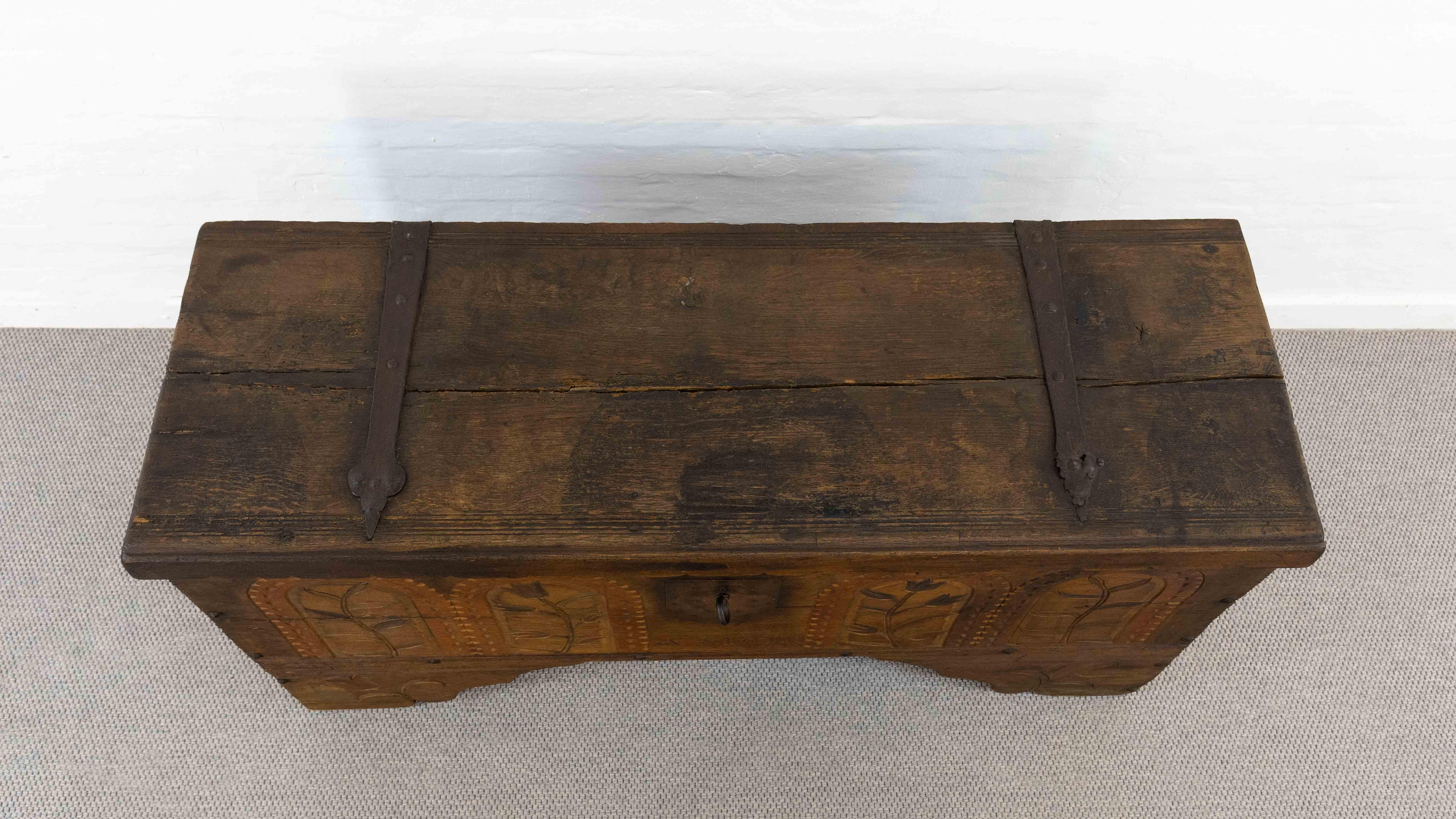 Antico forziere a coperchio piatto in Oak del 1691 Rinascimento-inizio Barocco, XVII secolo in vendita 2