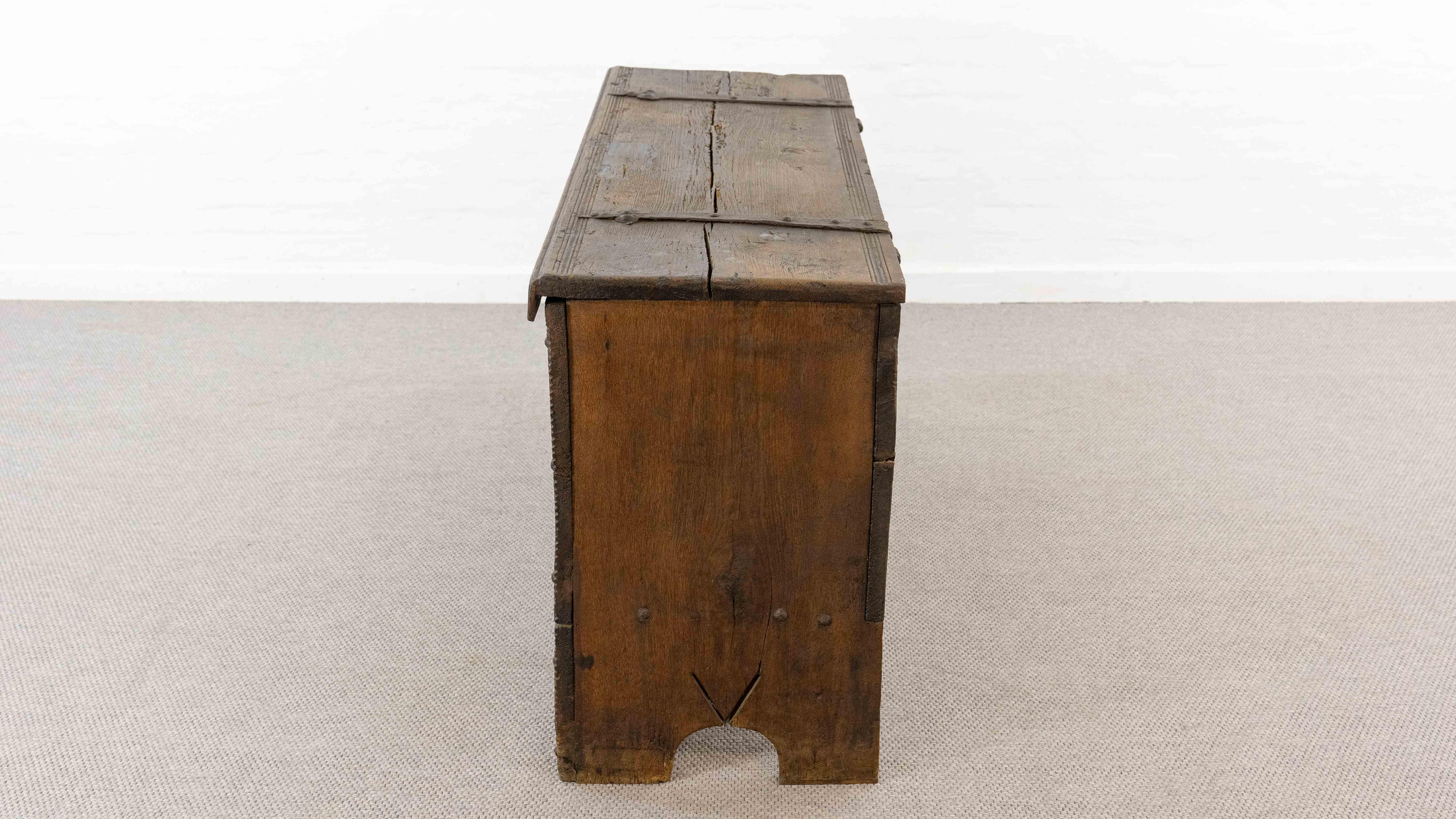 Antico forziere a coperchio piatto in Oak del 1691 Rinascimento-inizio Barocco, XVII secolo in vendita 3