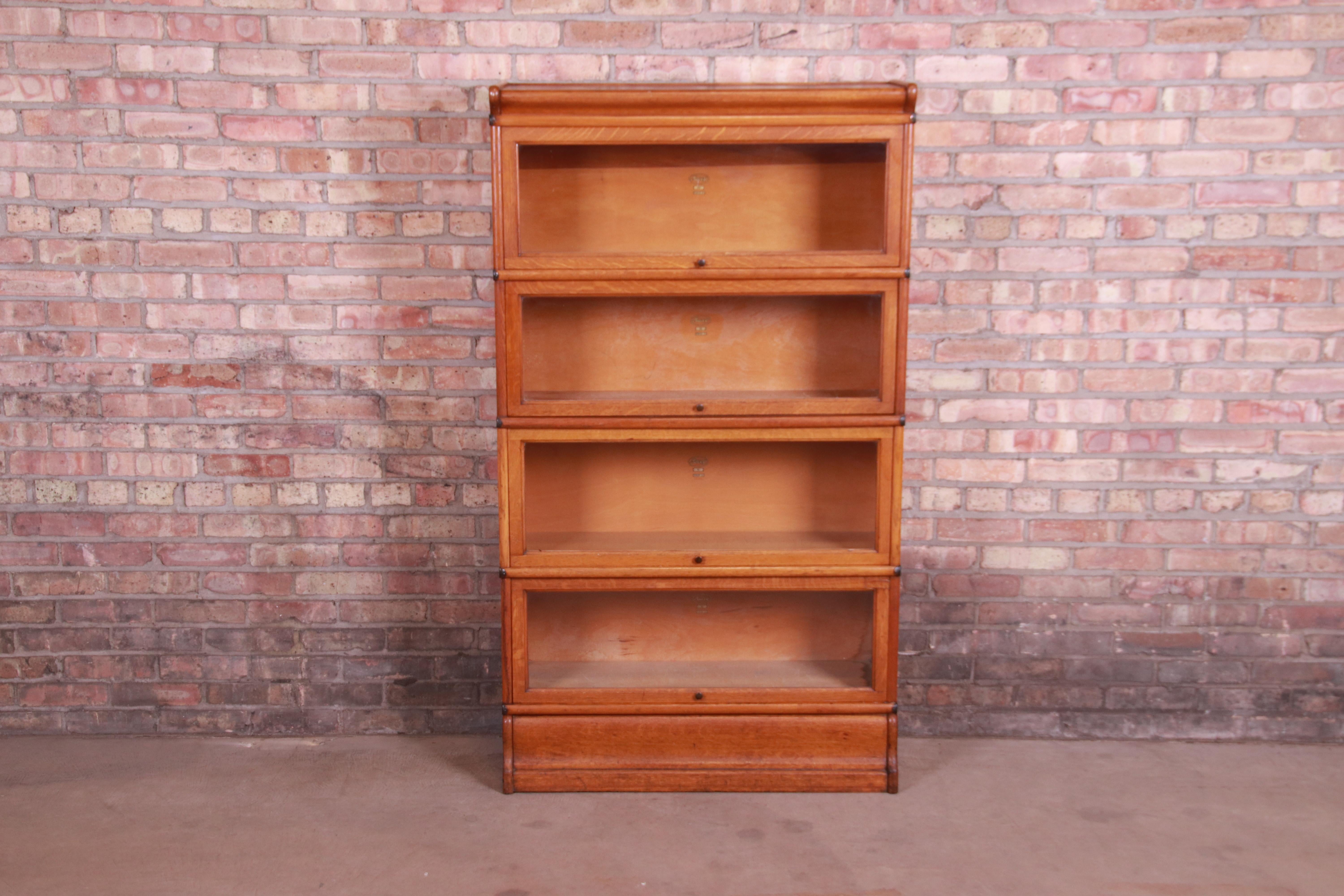 A gorgeous antique four-stack oak barrister bookcase

By Macey

USA, circa 1920s

Measures: 34.13