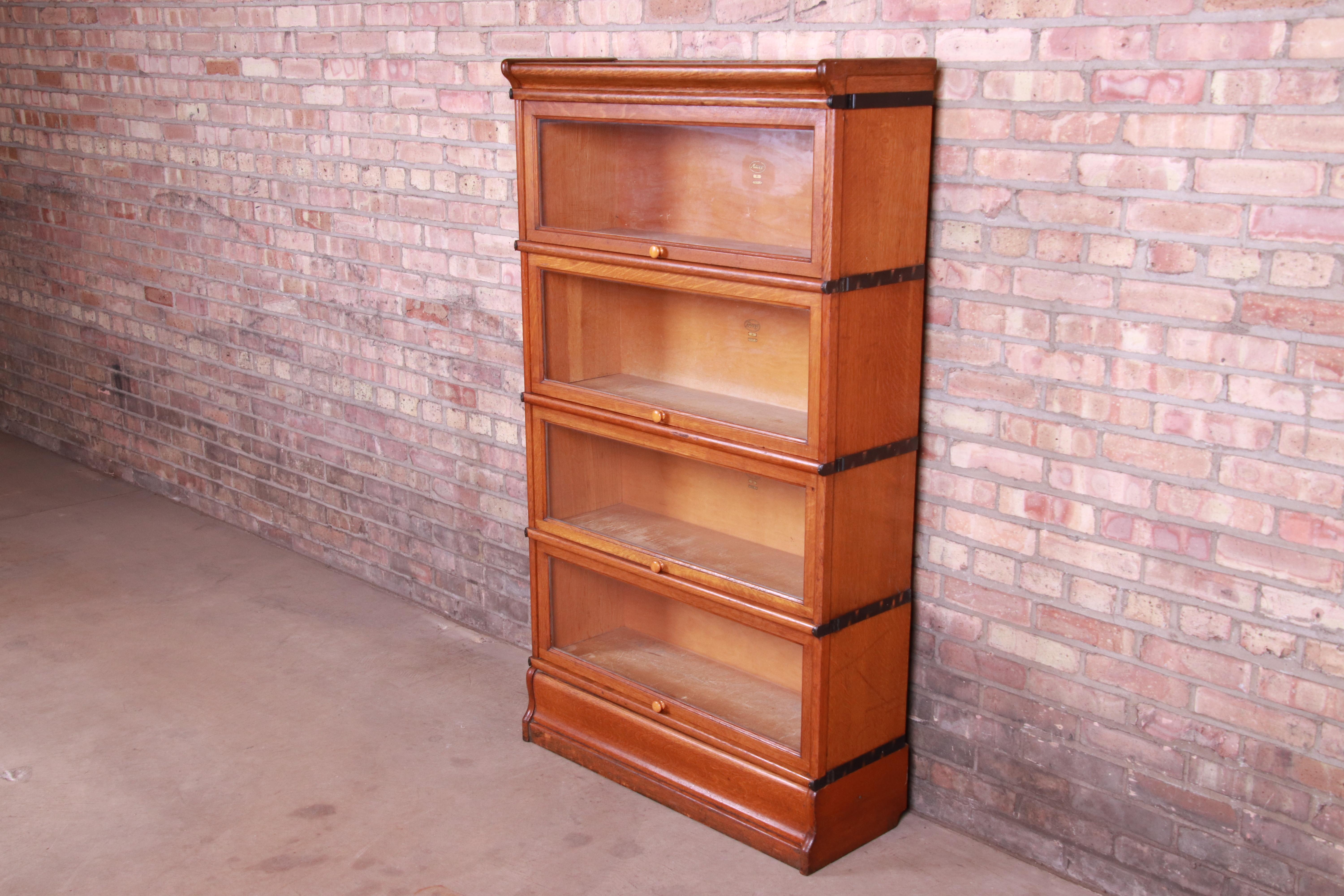 A gorgeous antique oak four-stack barrister bookcase

By Macey

USA, circa 1920s

Measures: 34