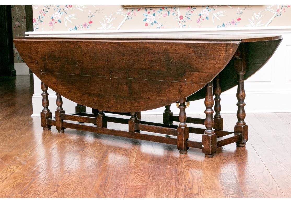 Antiquities Oak  Table de salle à manger à abattant Gate Leg État moyen à Bridgeport, CT