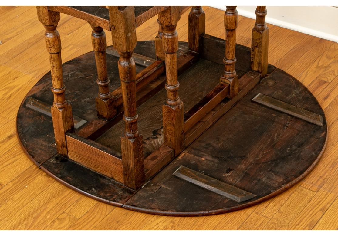 Table de taverne à abattant en chêne antique à pieds en forme de porte en vente 4