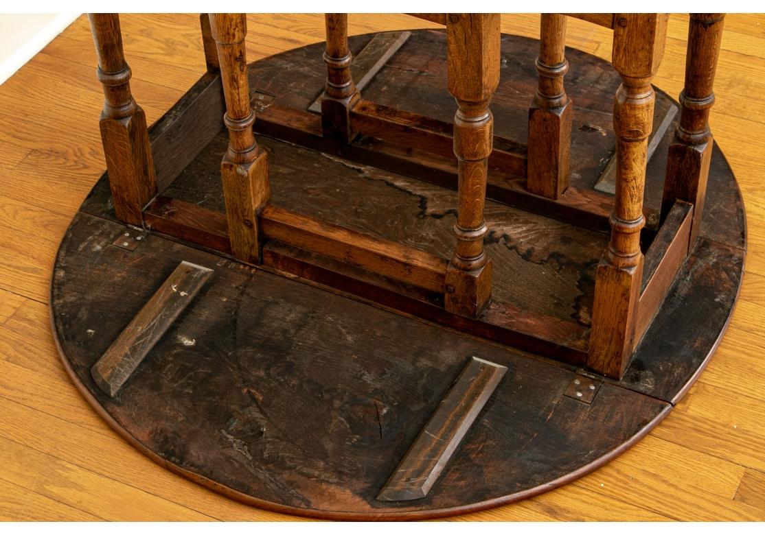 Table de taverne à abattant en chêne antique à pieds en forme de porte en vente 6