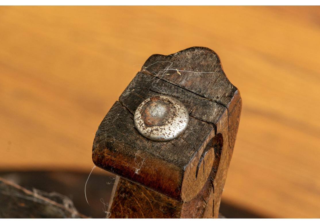 Table de taverne à abattant en chêne antique à pieds en forme de porte en vente 9