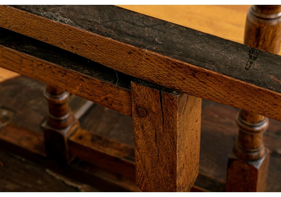 Table de taverne à abattant en chêne antique à pieds en forme de porte en vente 11