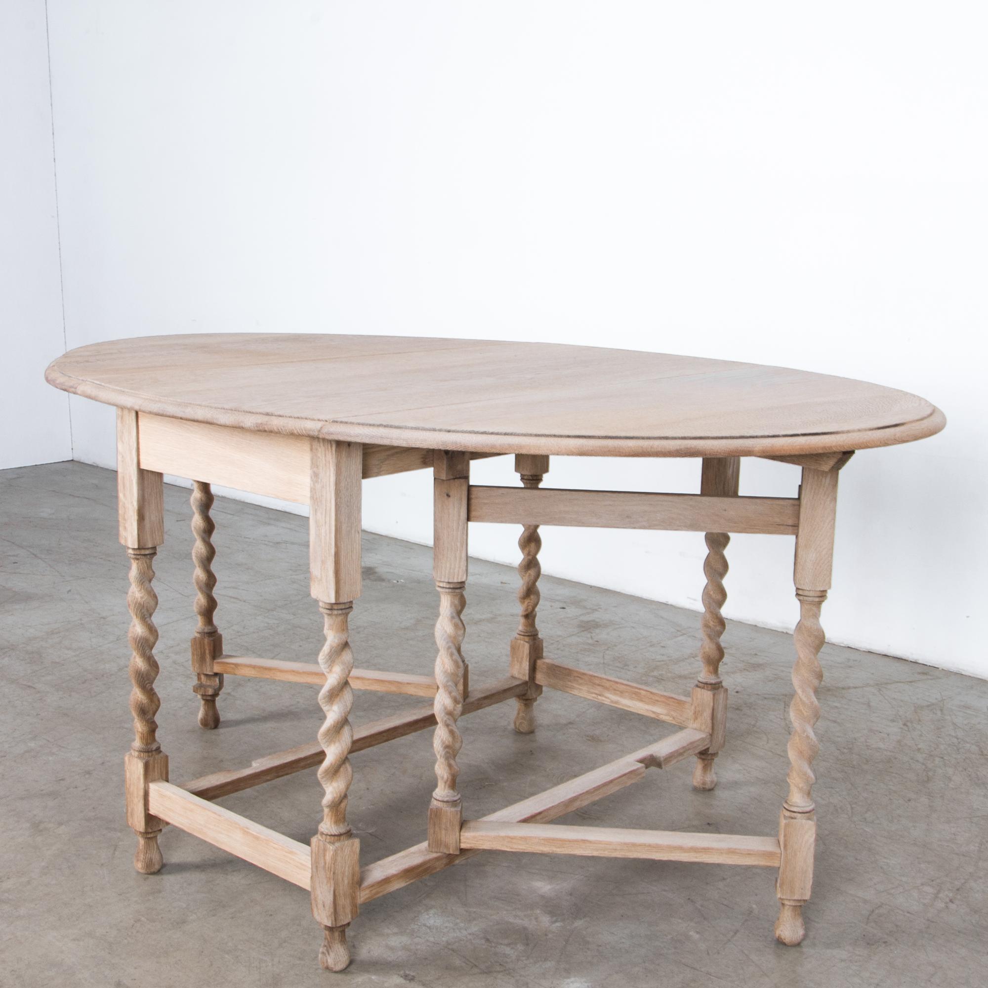 Antique Oak Gate Leg Table In Good Condition In High Point, NC