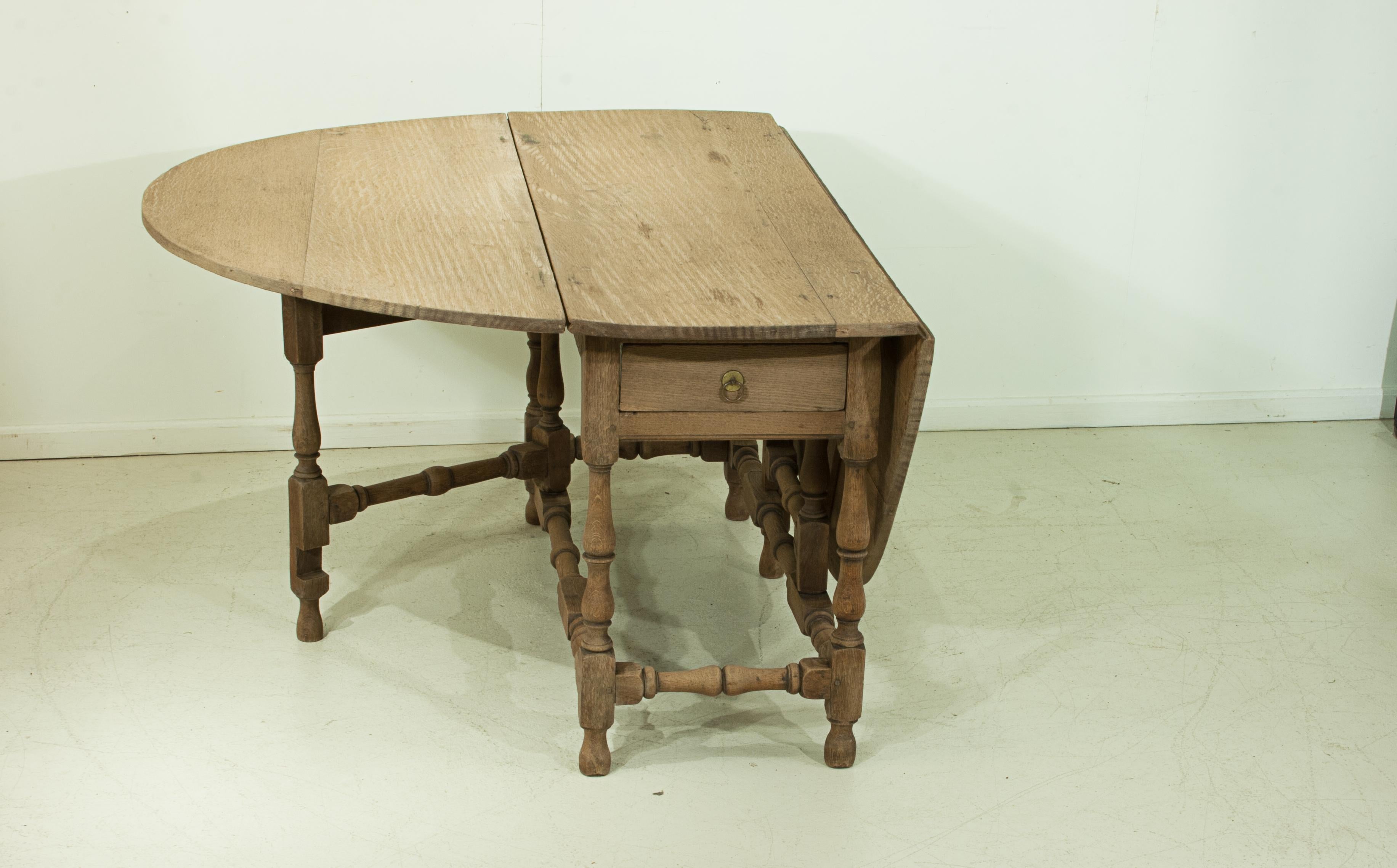 Antique Oak Gateleg Dining Table In Good Condition In Oxfordshire, GB