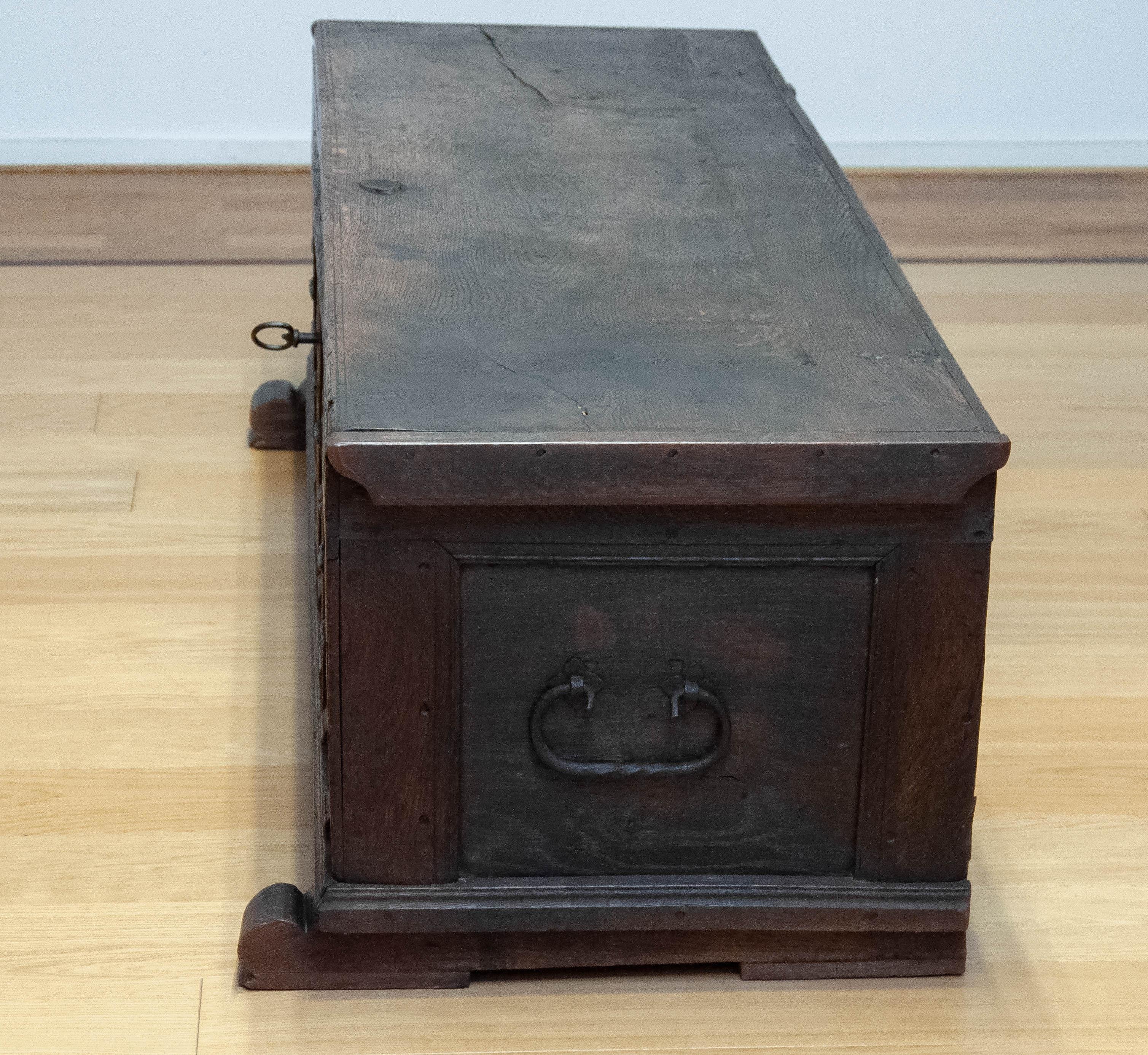 Coffre allemand ancien en Oak The 18th. siècle. en vente 4