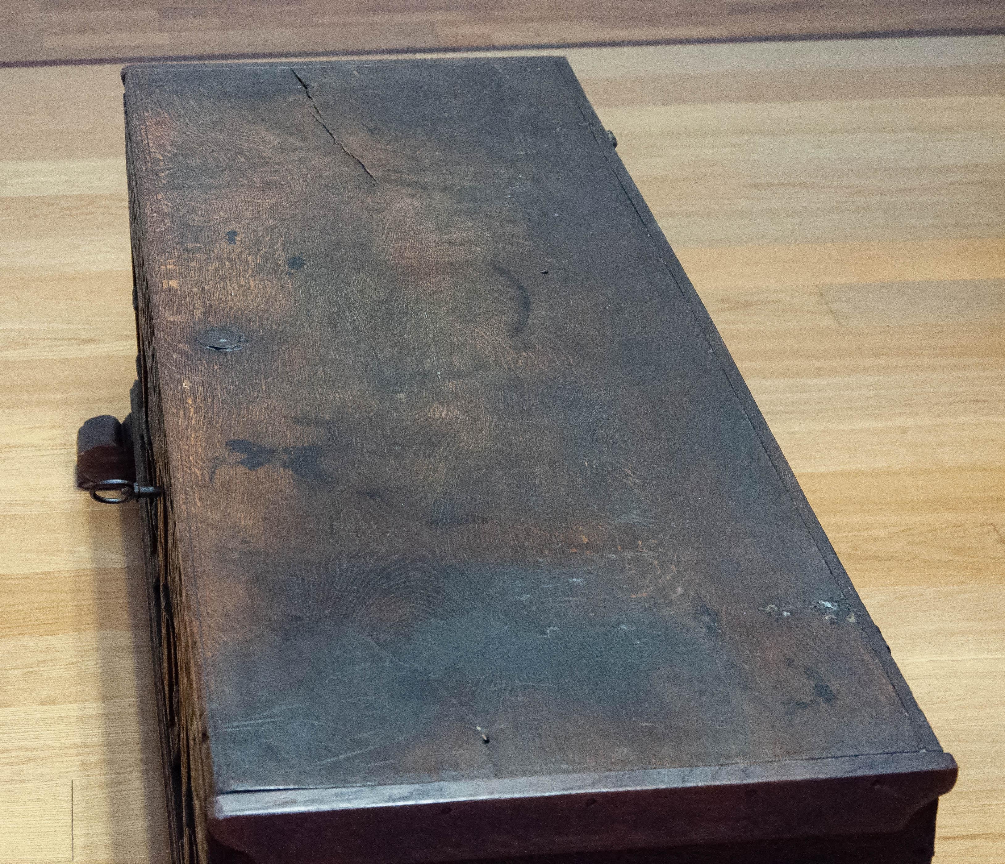 Coffre allemand ancien en Oak The 18th. siècle. en vente 6