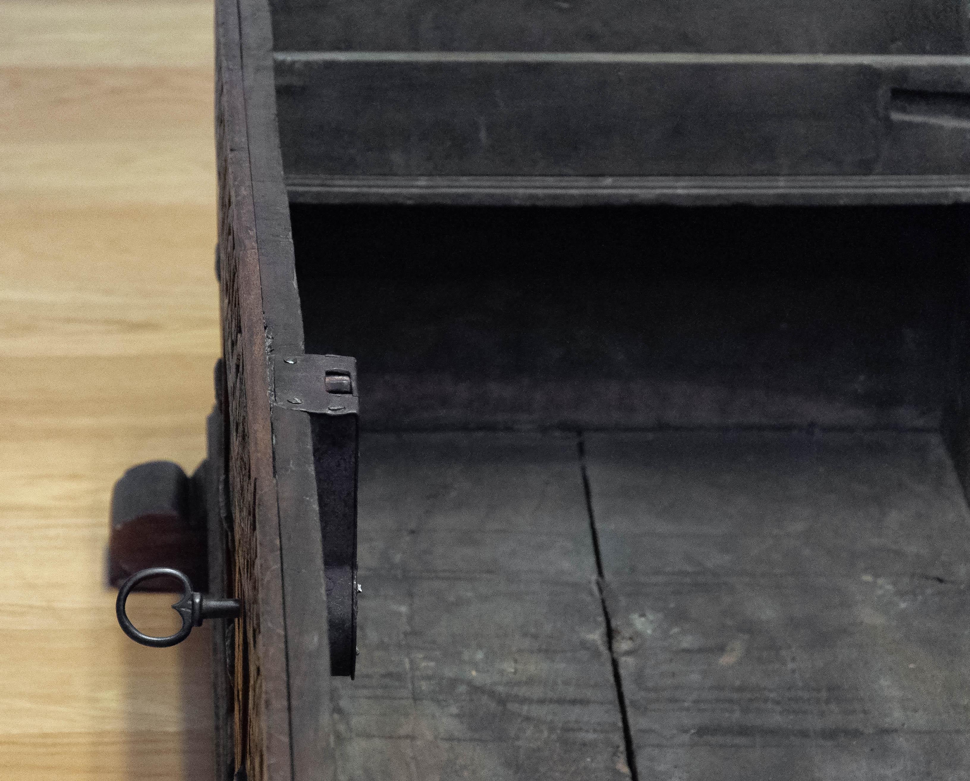 Coffre allemand ancien en Oak The 18th. siècle. en vente 7