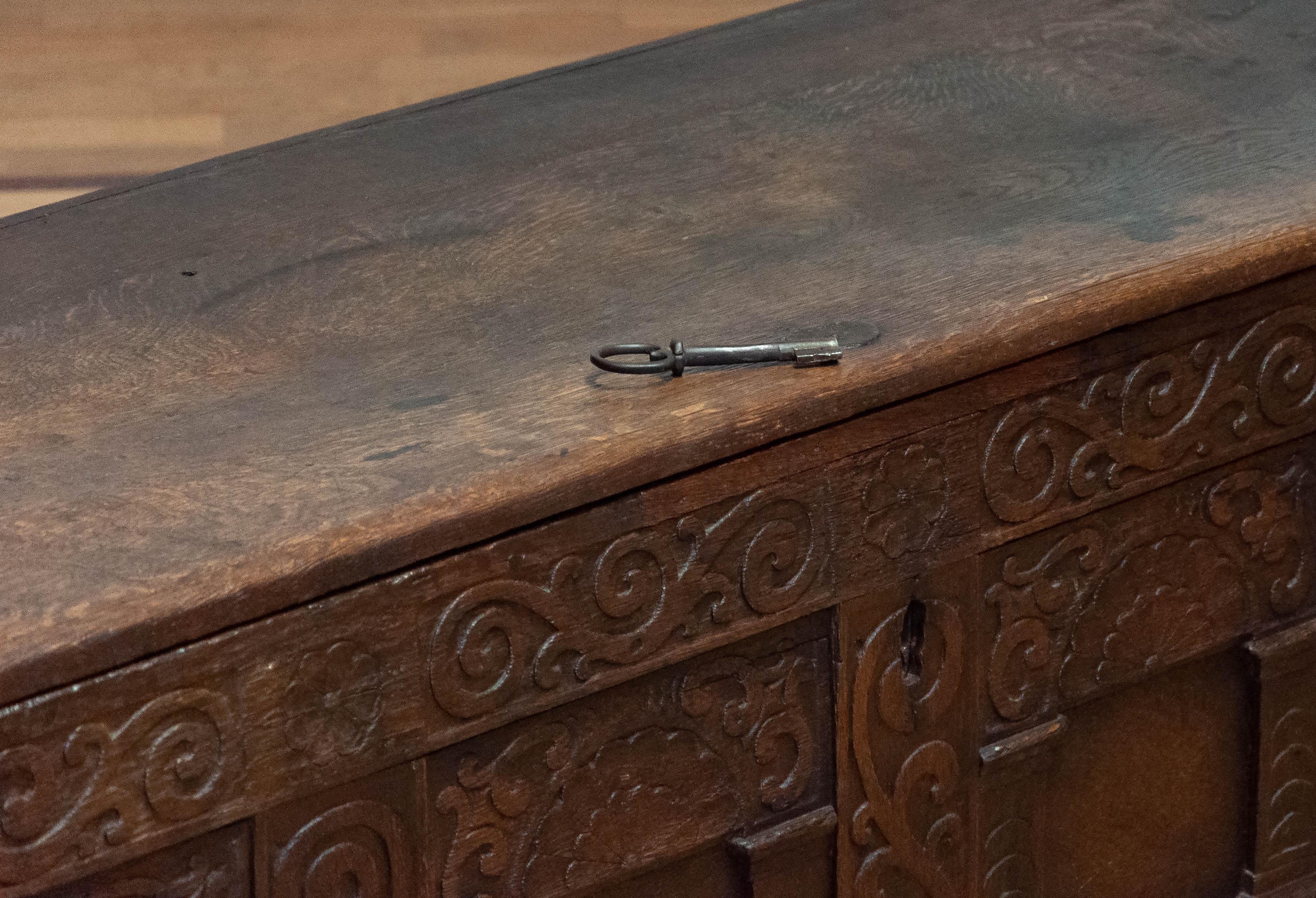 XVIIIe siècle et antérieur Coffre allemand ancien en Oak The 18th. siècle. en vente