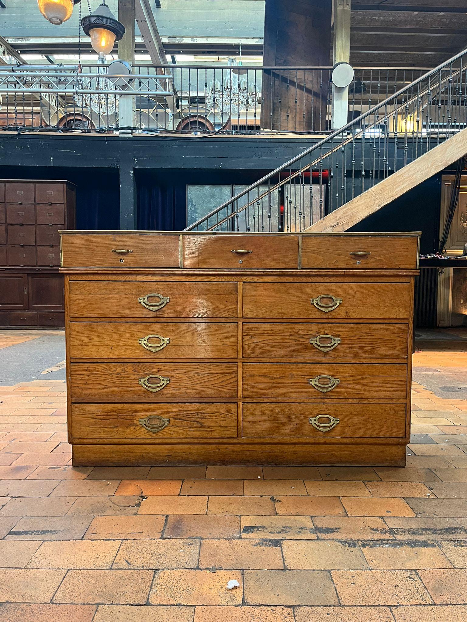 Antico bancone da negozio in quercia smaltata Francia, 1920 circa in vendita 5