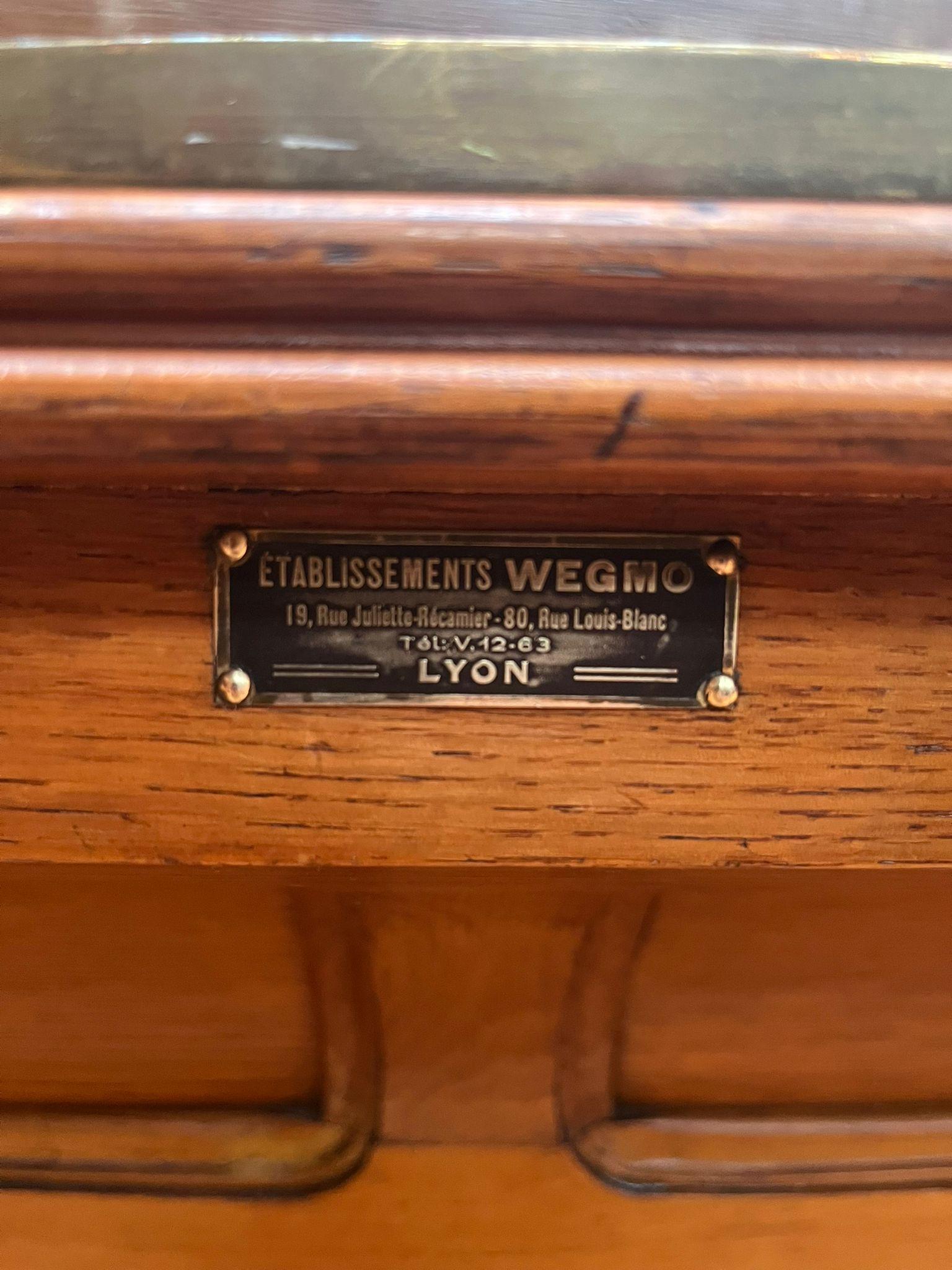 Antico bancone da negozio in quercia smaltata Francia, 1920 circa in vendita 7