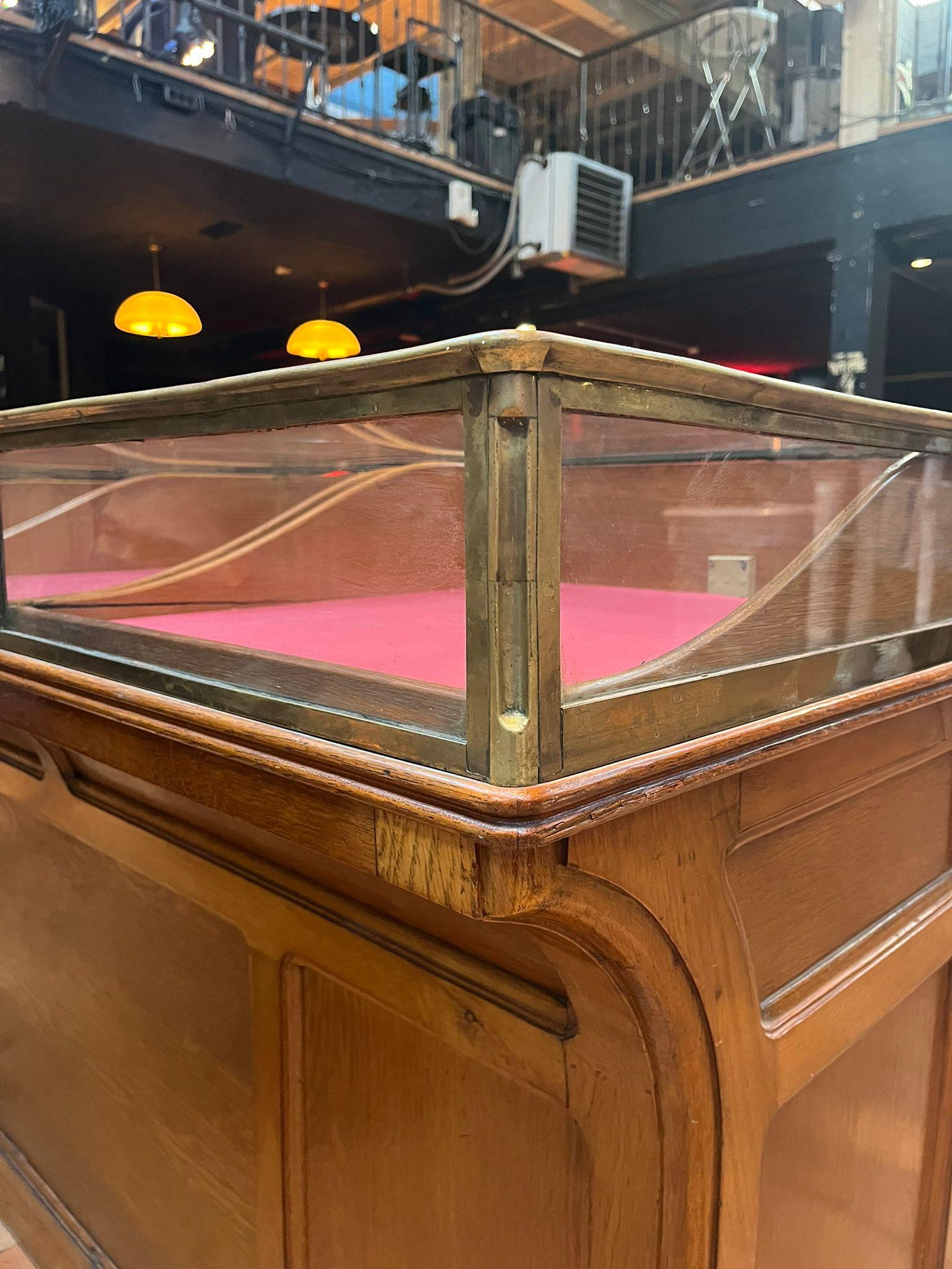 Antico bancone da negozio in quercia smaltata Francia, 1920 circa in vendita 9