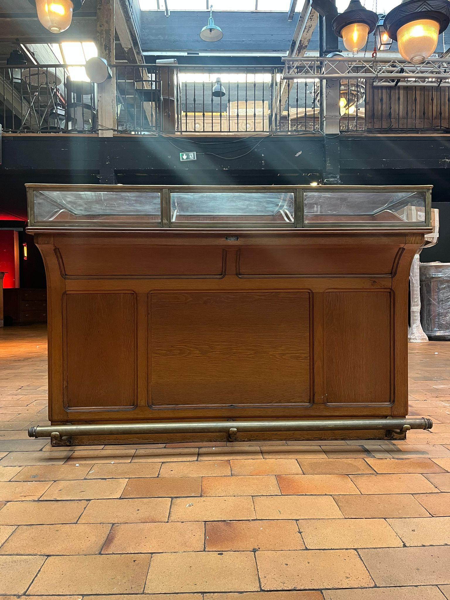 Antico bancone da negozio in quercia smaltata Francia, 1920 circa in vendita 10