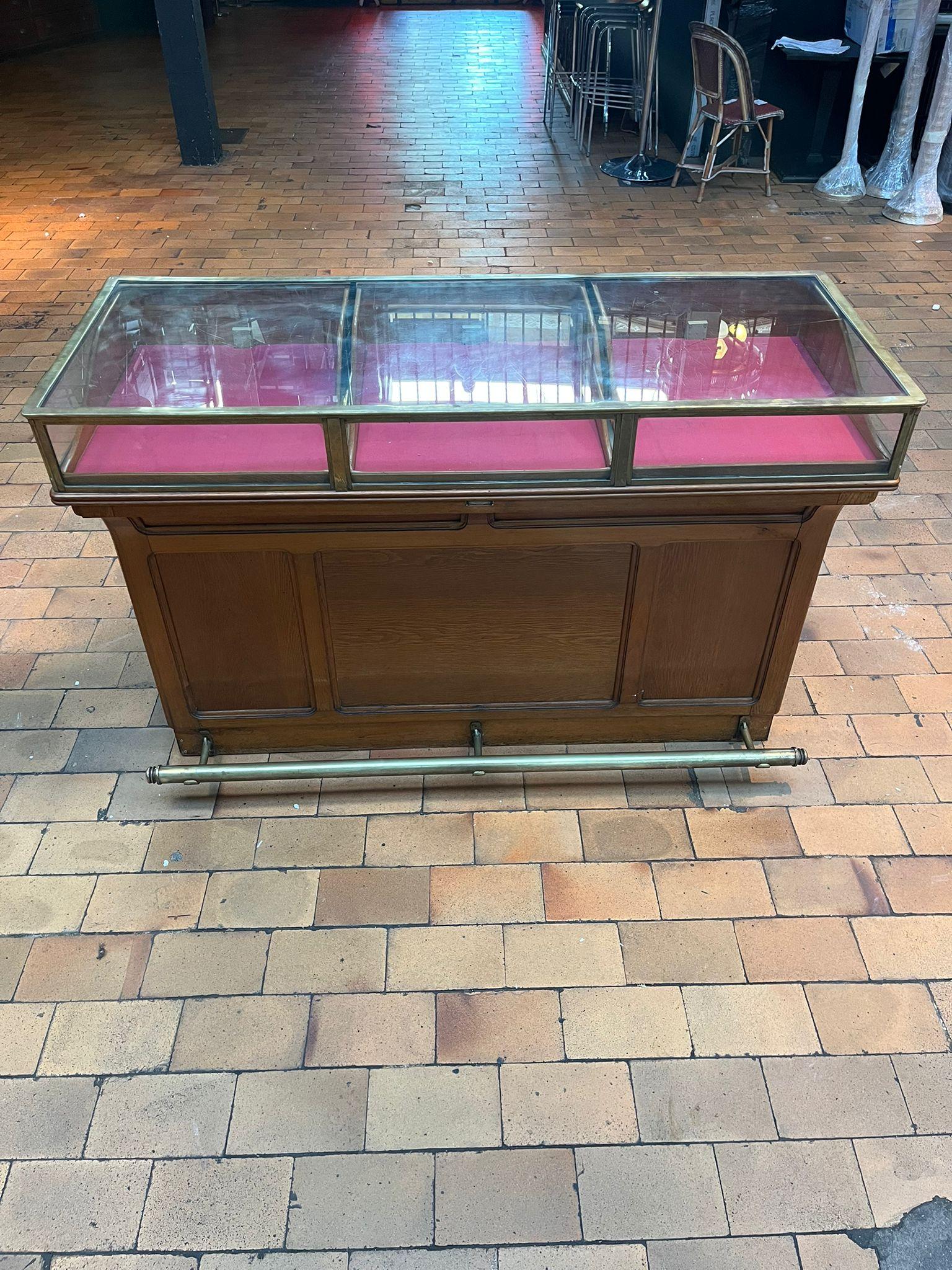 Antico bancone da negozio in quercia smaltata Francia, 1920 circa in vendita 11