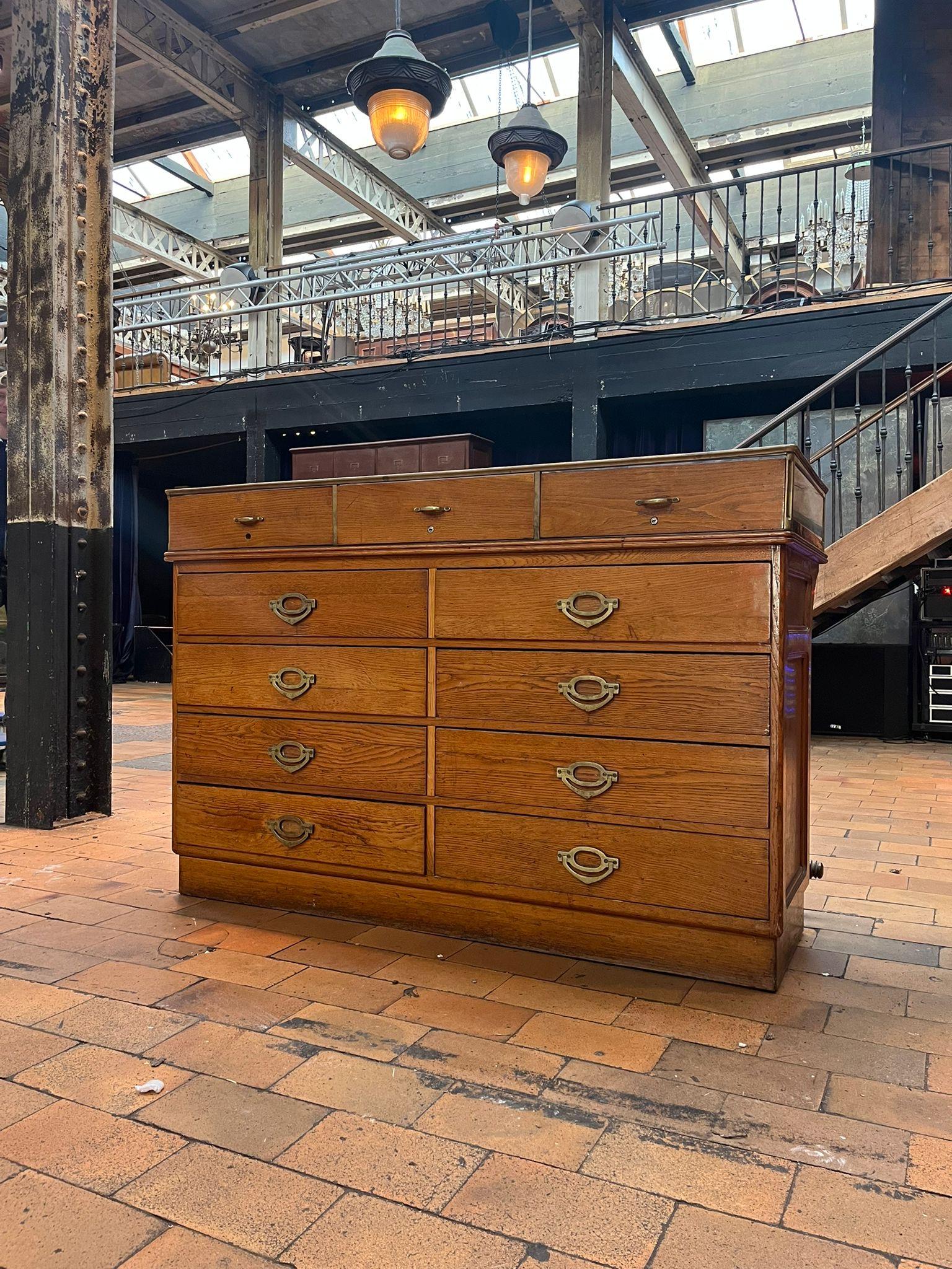 Un superbo bancone da negozio francese in rovere massiccio, con piano espositivo vetrato e accessori originali in ottone. Questo pezzo di ottima fattura è stato progettato per presentare prodotti pregiati in boutique e gioiellerie. L'elegante vano