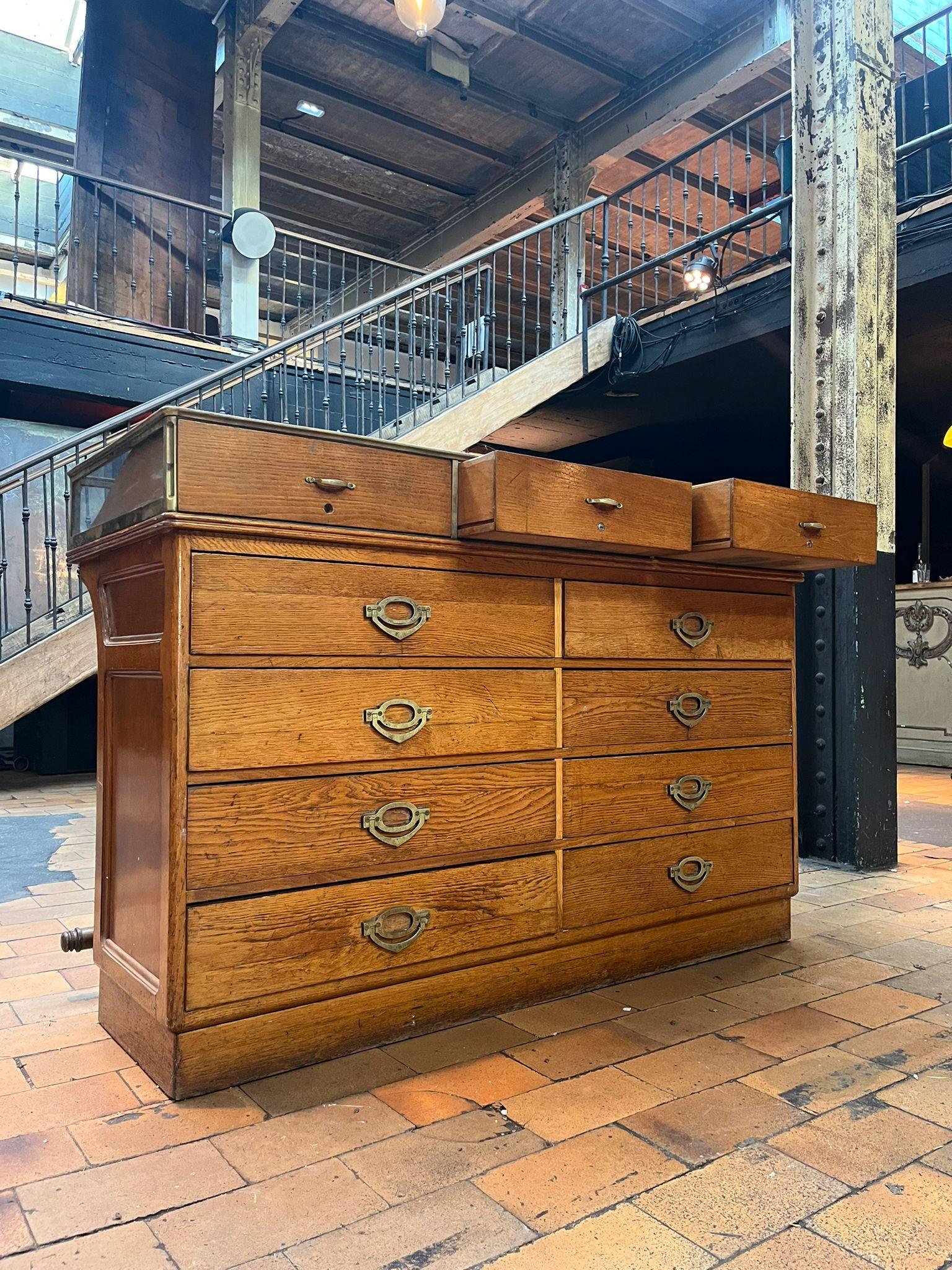 Inizio XX secolo Antico bancone da negozio in quercia smaltata Francia, 1920 circa in vendita