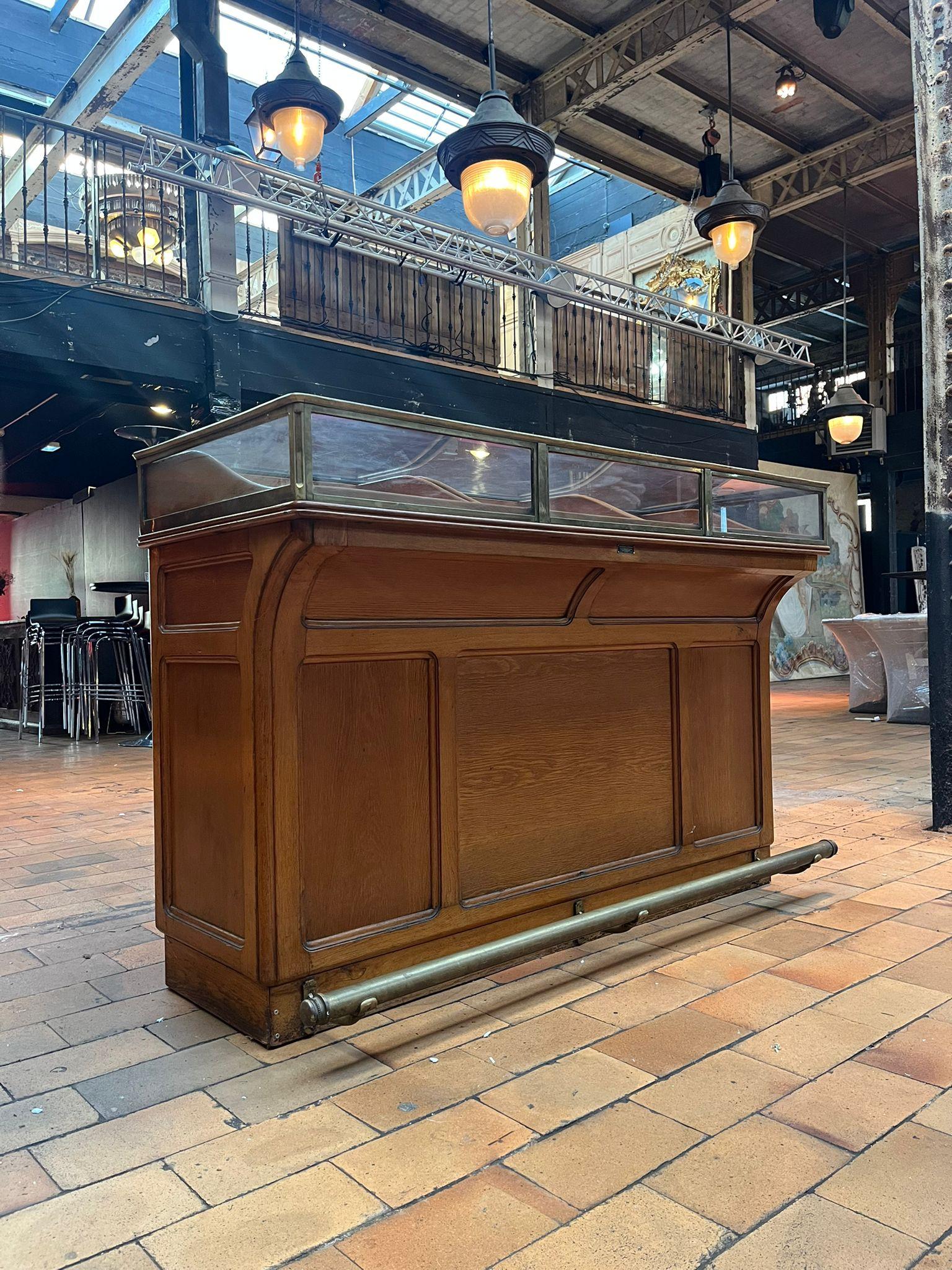 Ottone Antico bancone da negozio in quercia smaltata Francia, 1920 circa in vendita