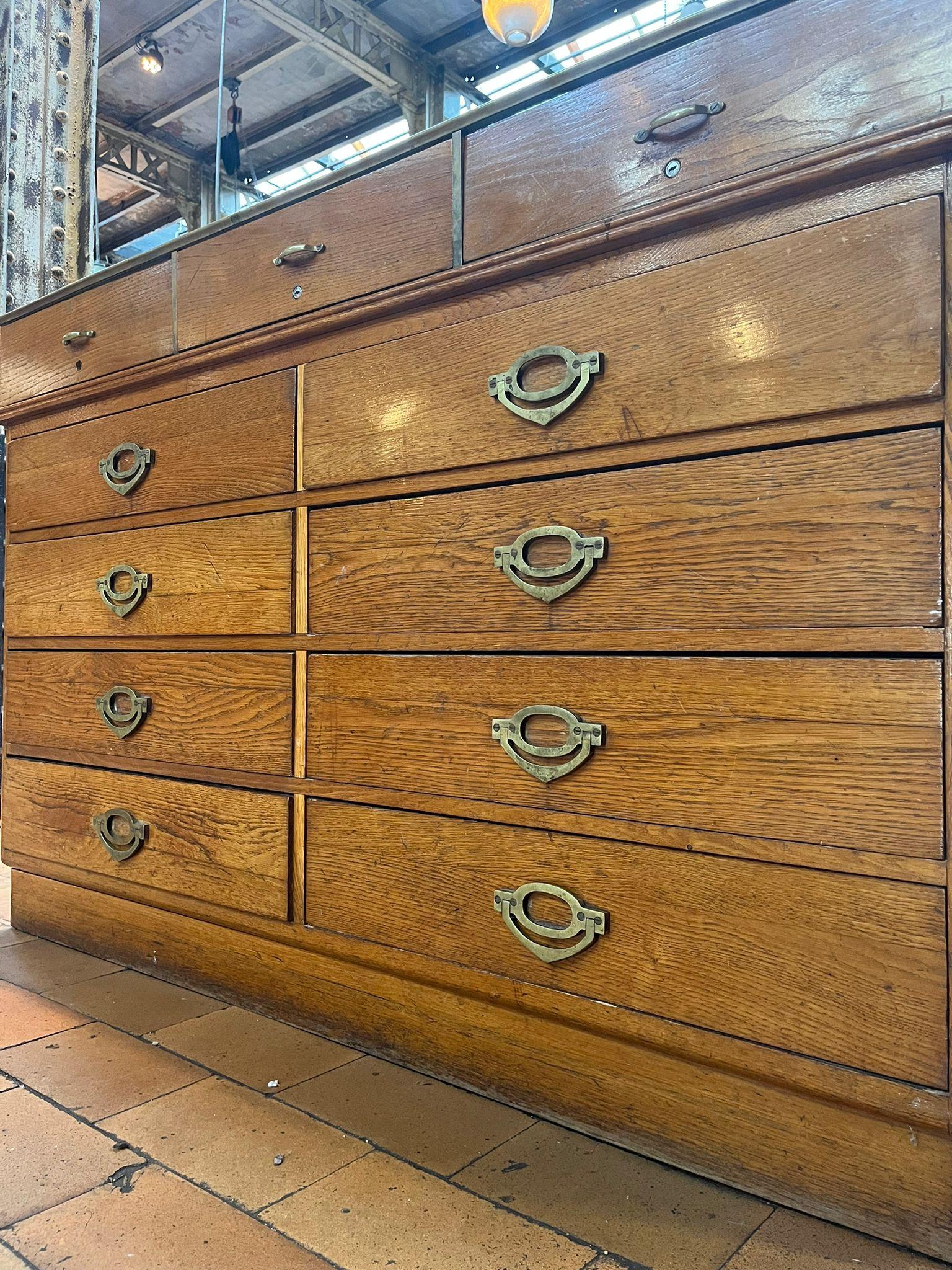 Antico bancone da negozio in quercia smaltata Francia, 1920 circa in vendita 1