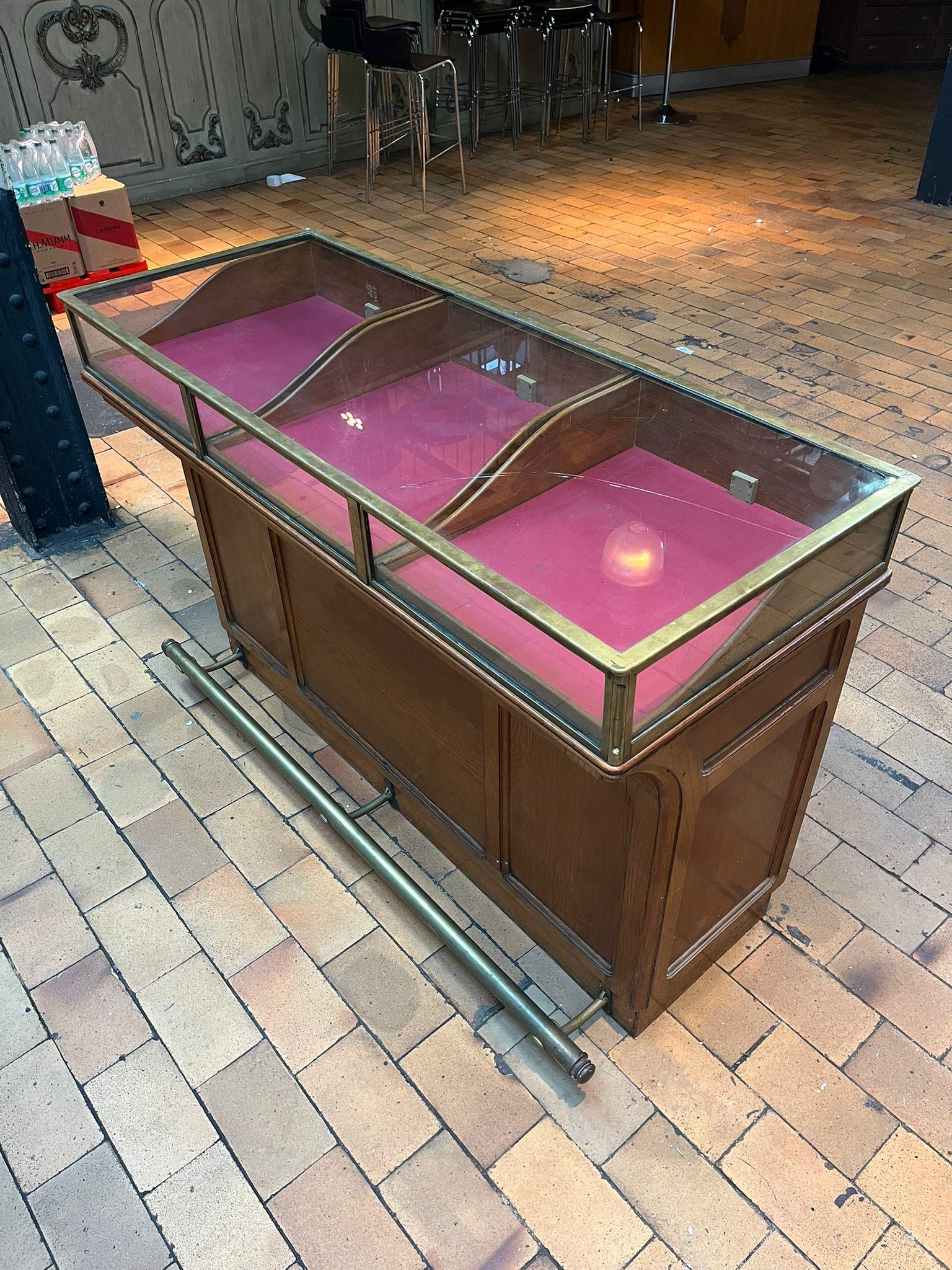 Antico bancone da negozio in quercia smaltata Francia, 1920 circa in vendita 2