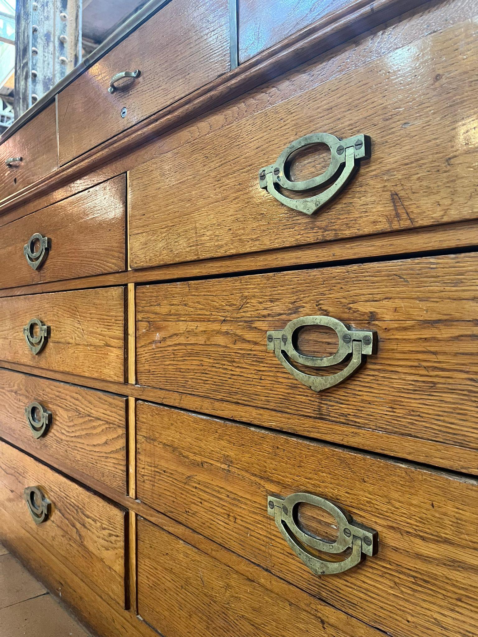 Antico bancone da negozio in quercia smaltata Francia, 1920 circa in vendita 3