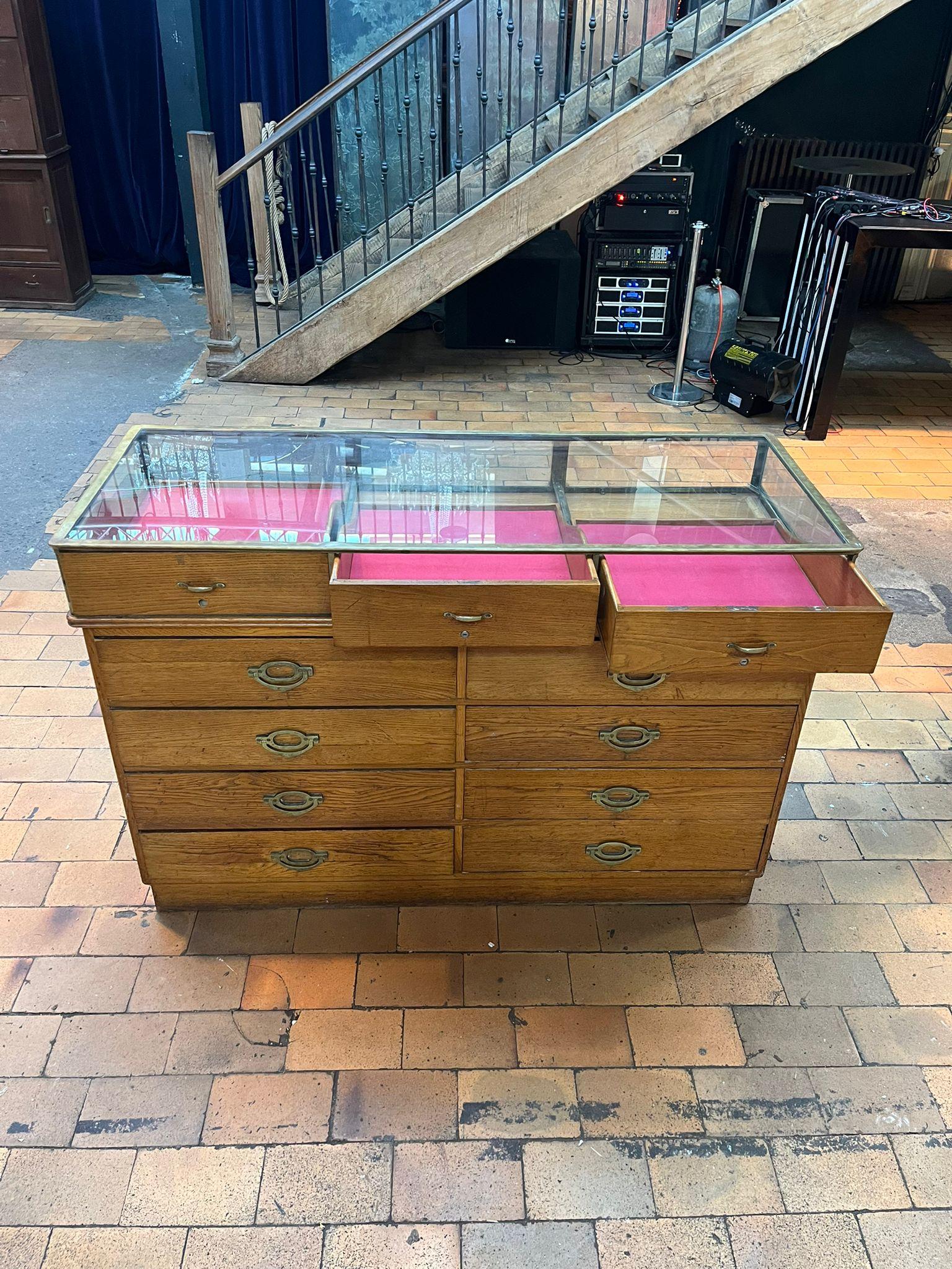 Antico bancone da negozio in quercia smaltata Francia, 1920 circa in vendita 4