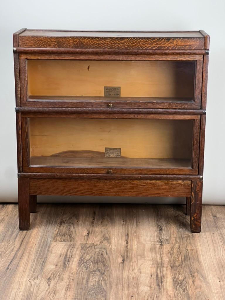 Dieses klassische, zweistöckige Barrister-Bücherregal aus Eichenholz von Globe-Wernicke stammt aus der Zeit um 1920 und zeigt das ikonische Design, das diese modularen Stücke zu einem Grundnahrungsmittel in Bibliotheken, Anwaltskanzleien und