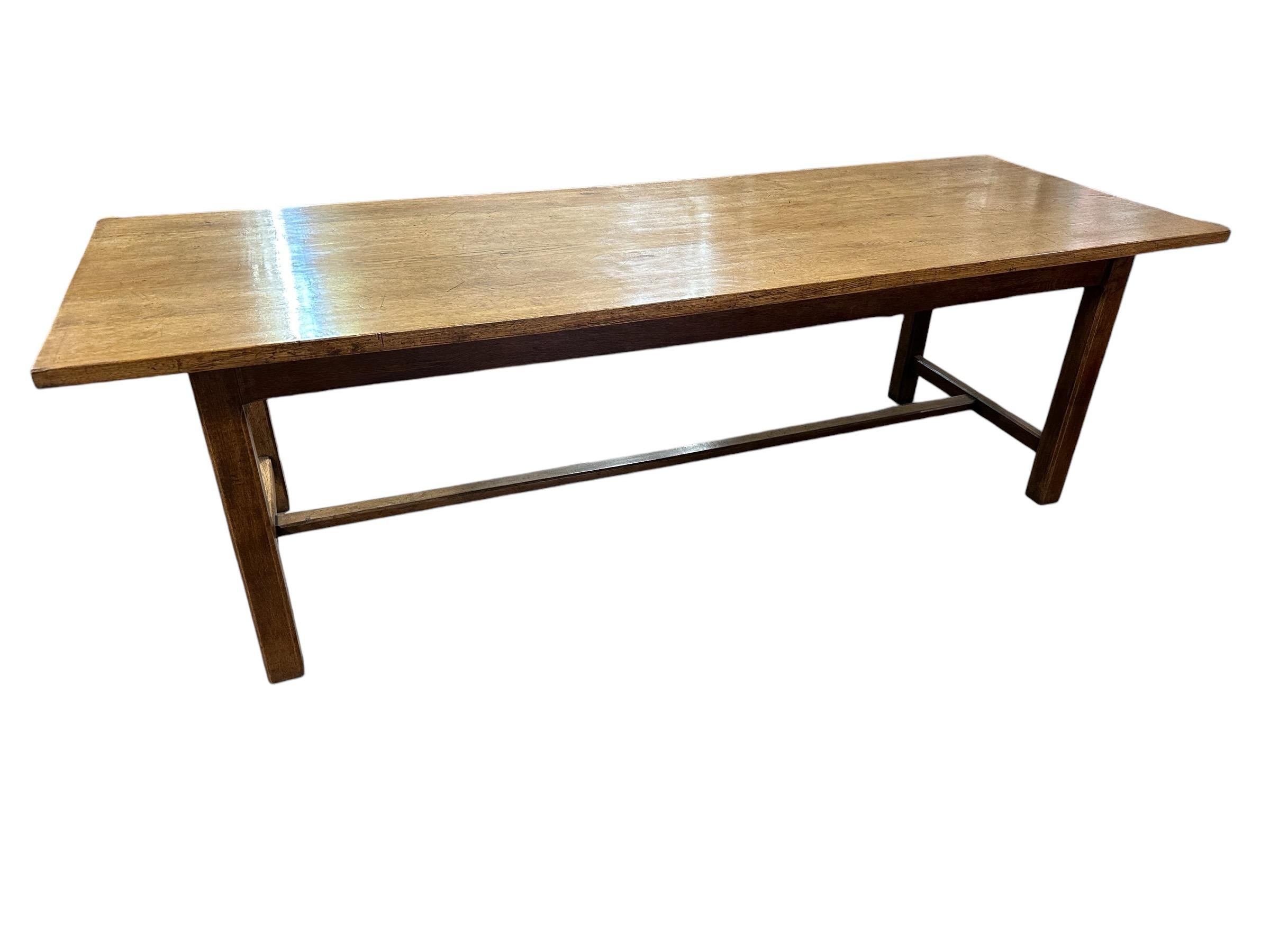 Tavolo da fattoria in rovere antico con H. H. e centro. Base robusta e gambe quadrate. Buone dimensioni e ottime proporzioni. Splendide tavole in rovere marrone chiaro. 