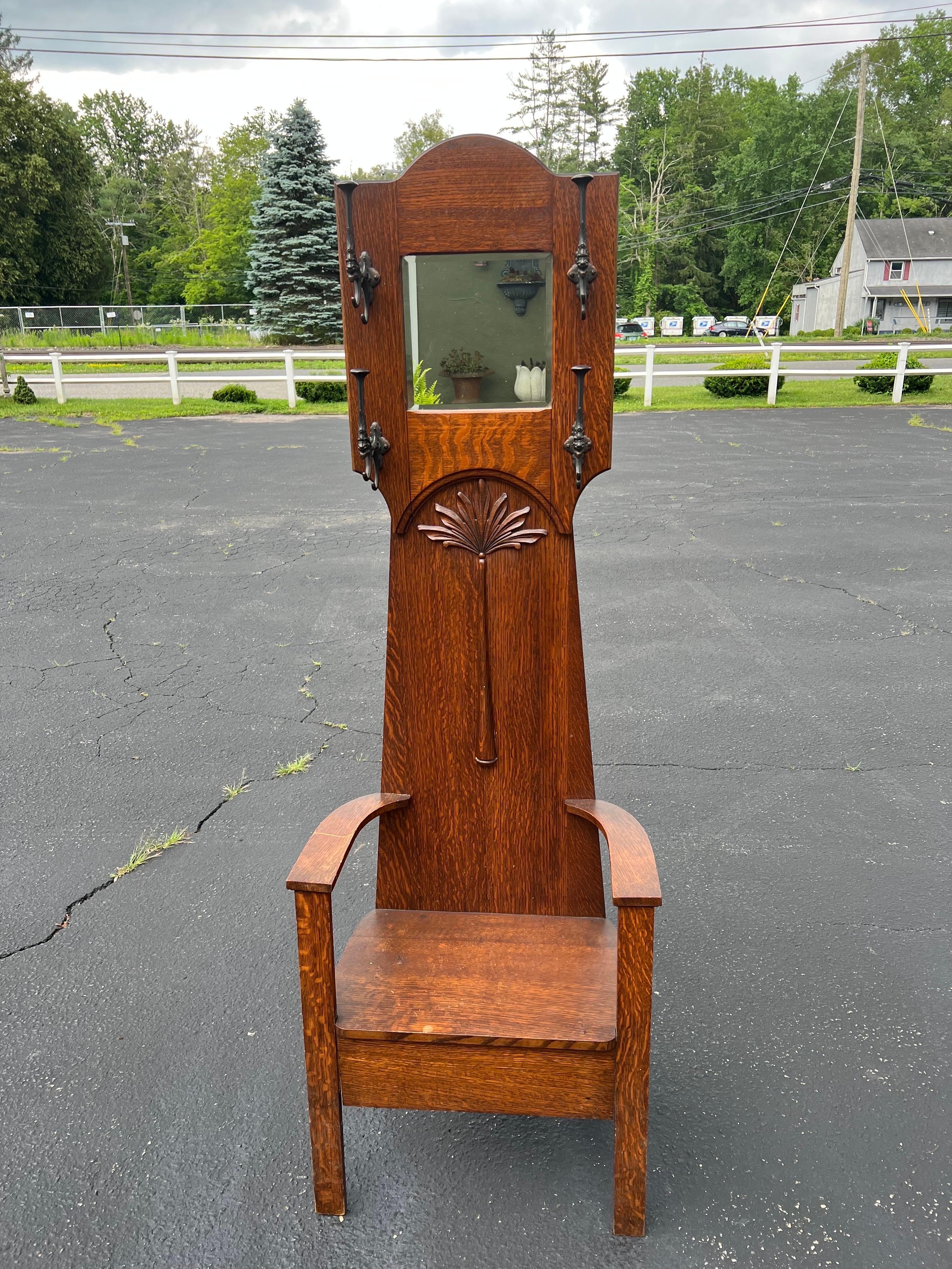 Antique Oak Hall Tree Chair with Mirror In Good Condition In Redding, CT