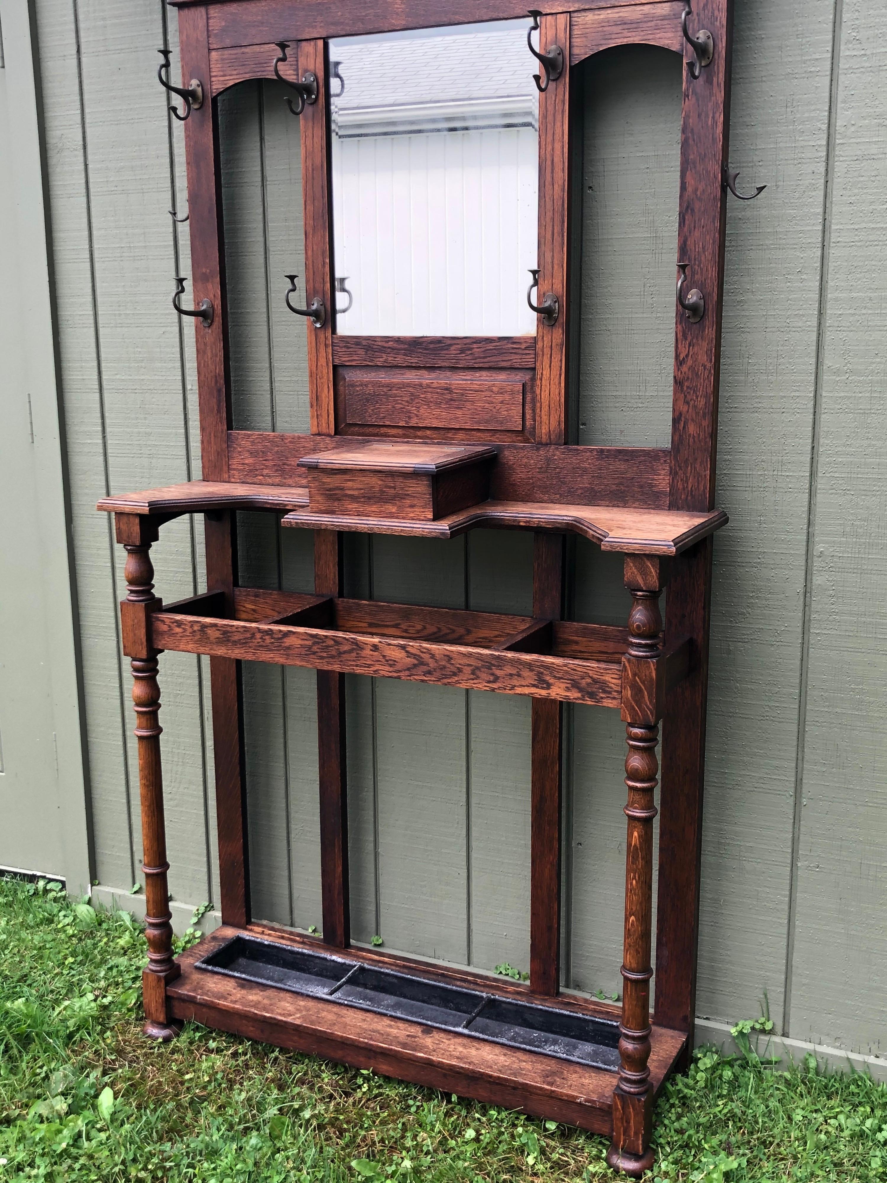 On Sale-Antique Oak Hall Tree with Mirror In Good Condition In Redding, CT