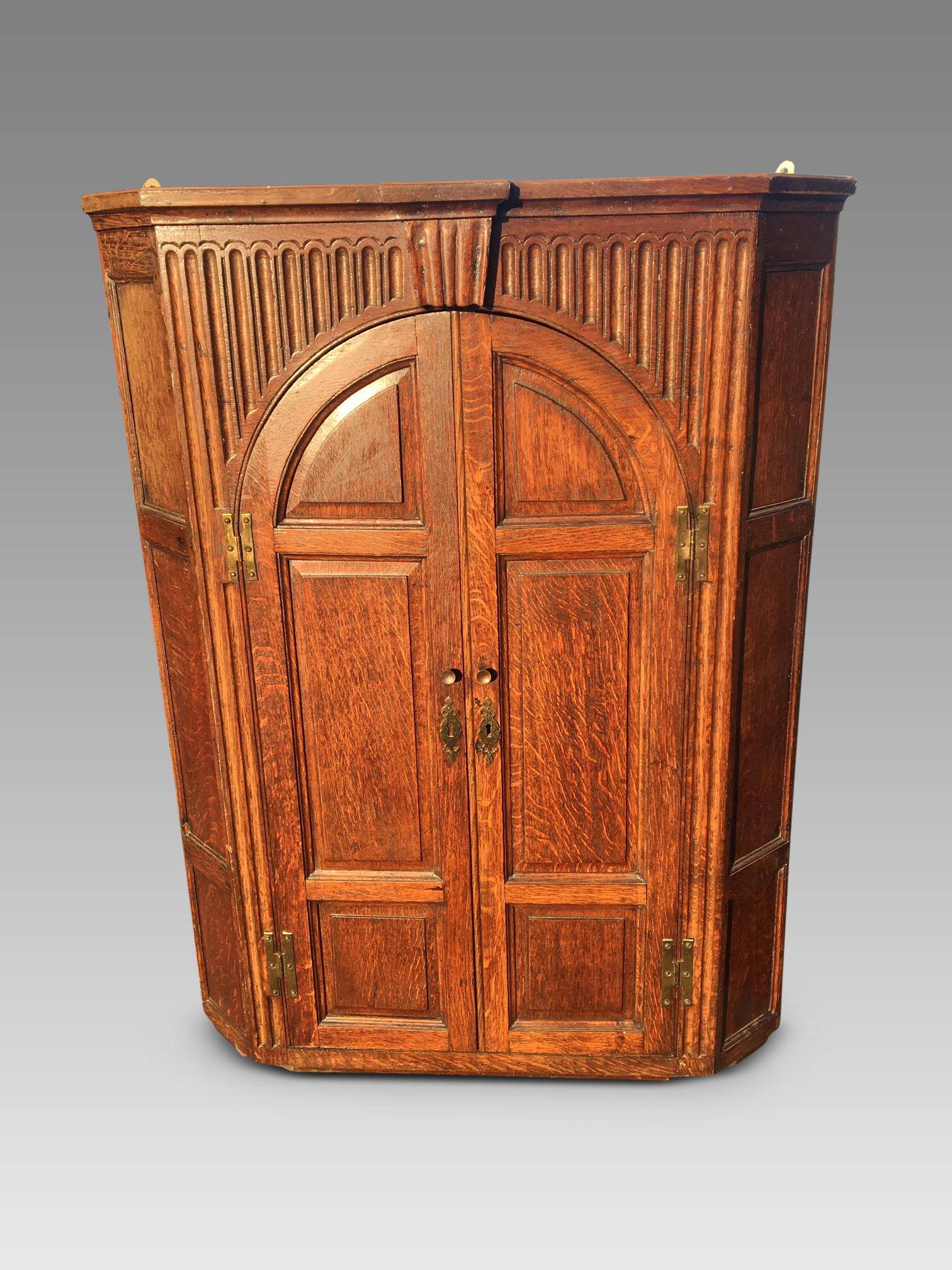 Attractive Georgian oak corner cupboard in good condition. English, circa 1800.
This delightful cupboard is well constructed with arch panel doors and panelled sides.
The wood is a mellow medium oak with an attractive grain and very desirable