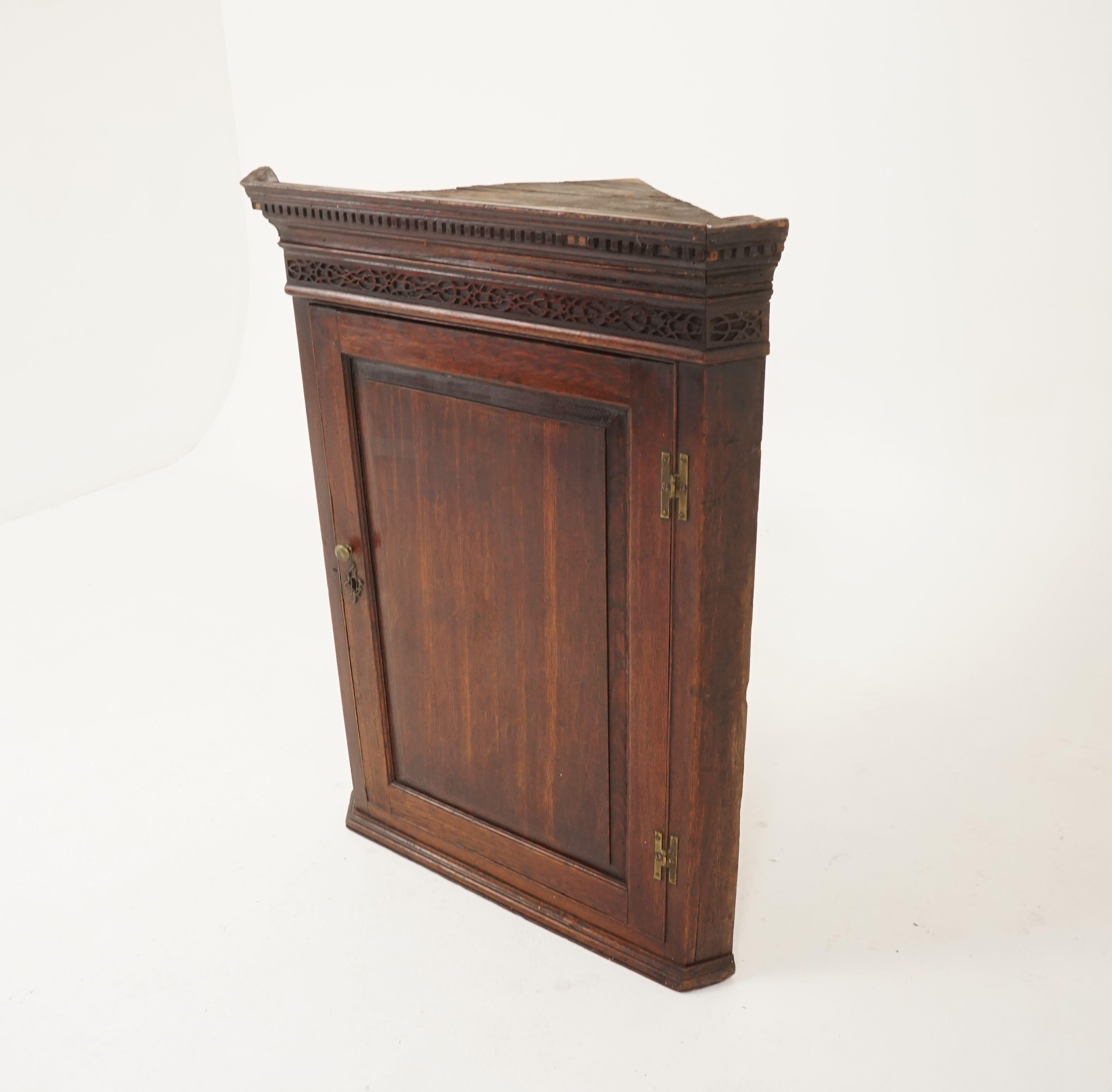 Antique oak hanging corner cabinet, Scotland 1800, H122

Scotland, 1800
Solid oak
Original finish
Moulded cornice with dentil frieze underneath
Canted side panels flank a fielded panel door
Original butterfly hinges
Interior is fitted with three