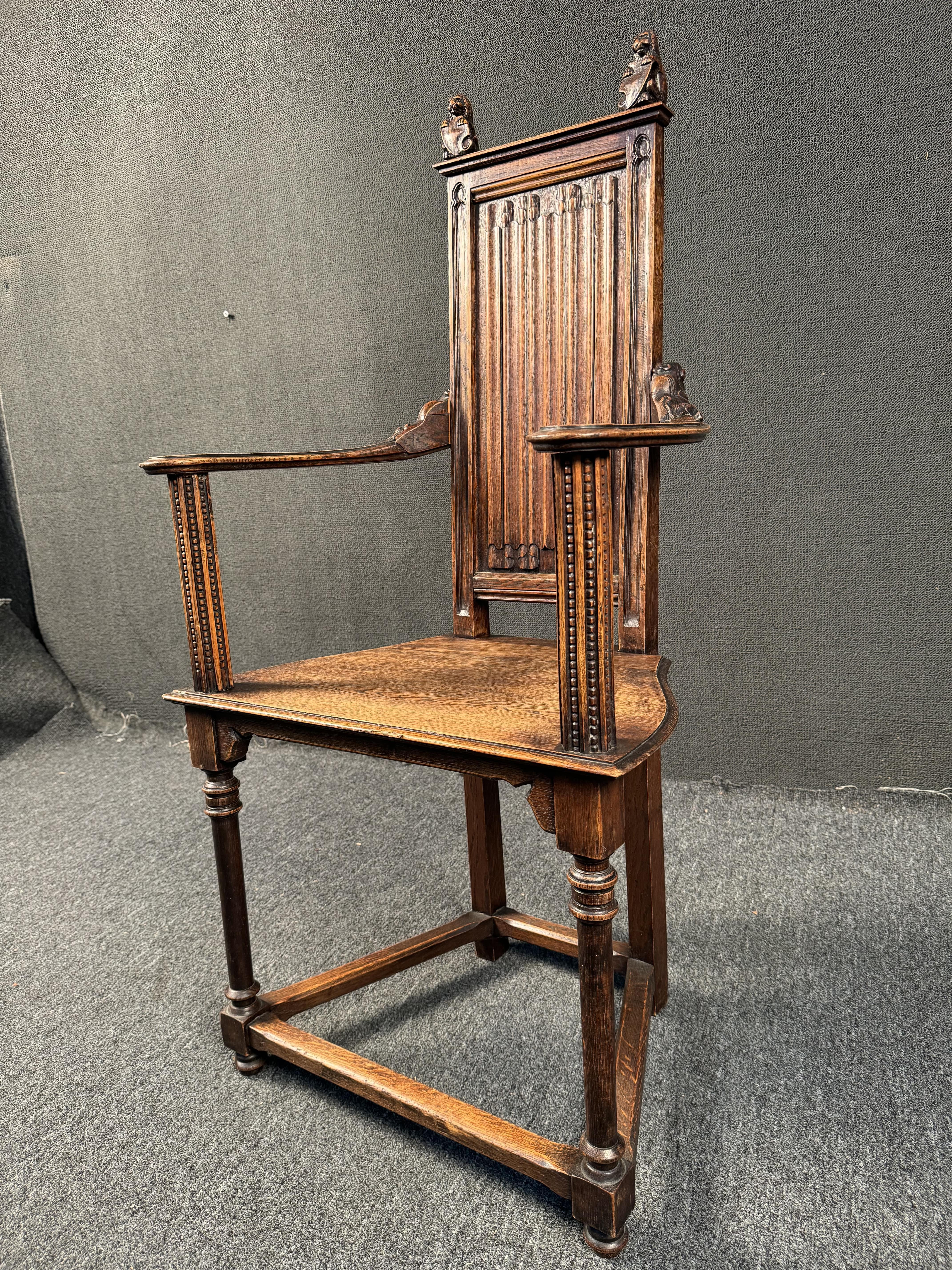 Poltrone gotiche Highback in Oak antico in vendita 5