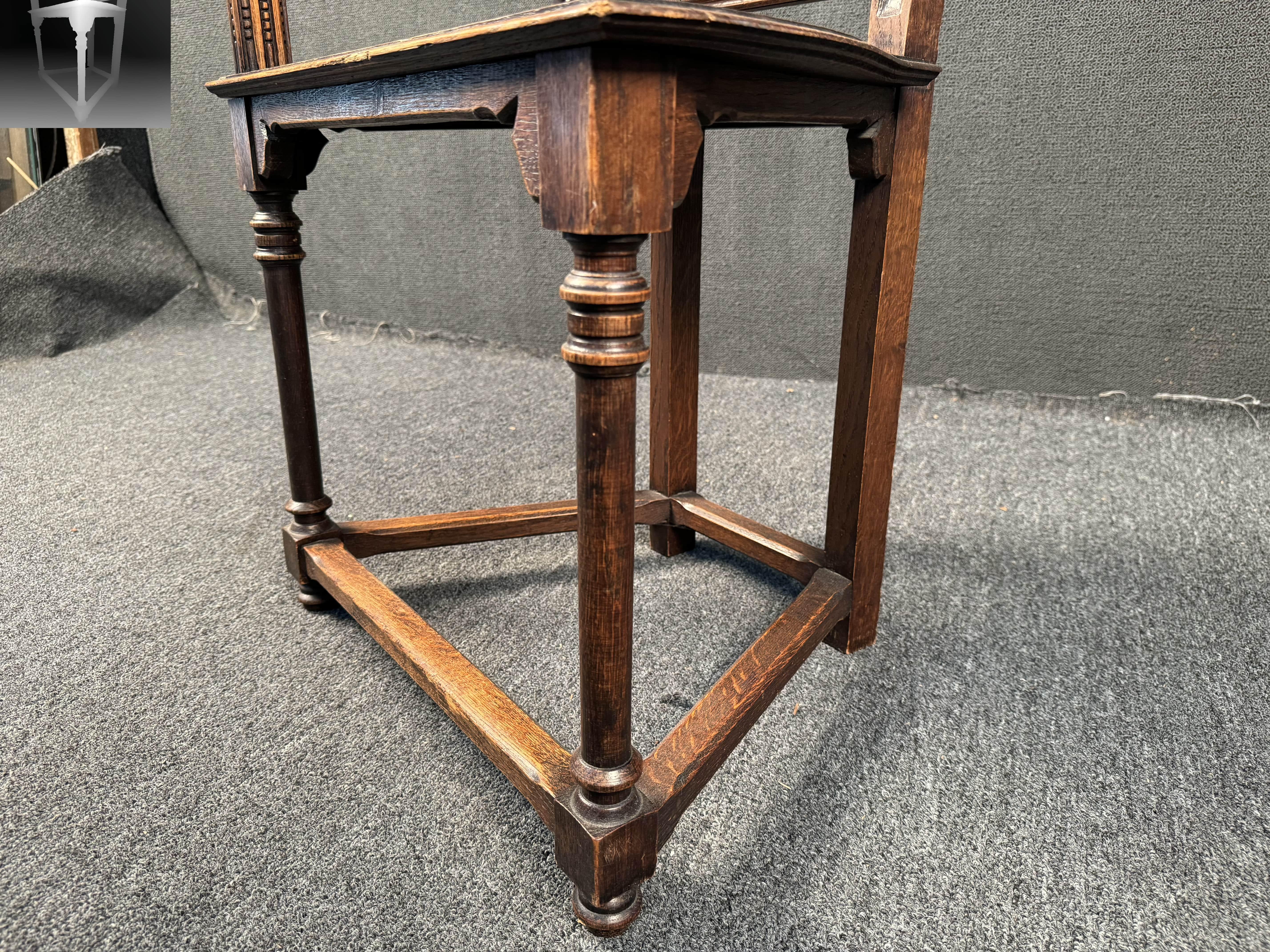 Poltrone gotiche Highback in Oak antico in vendita 6