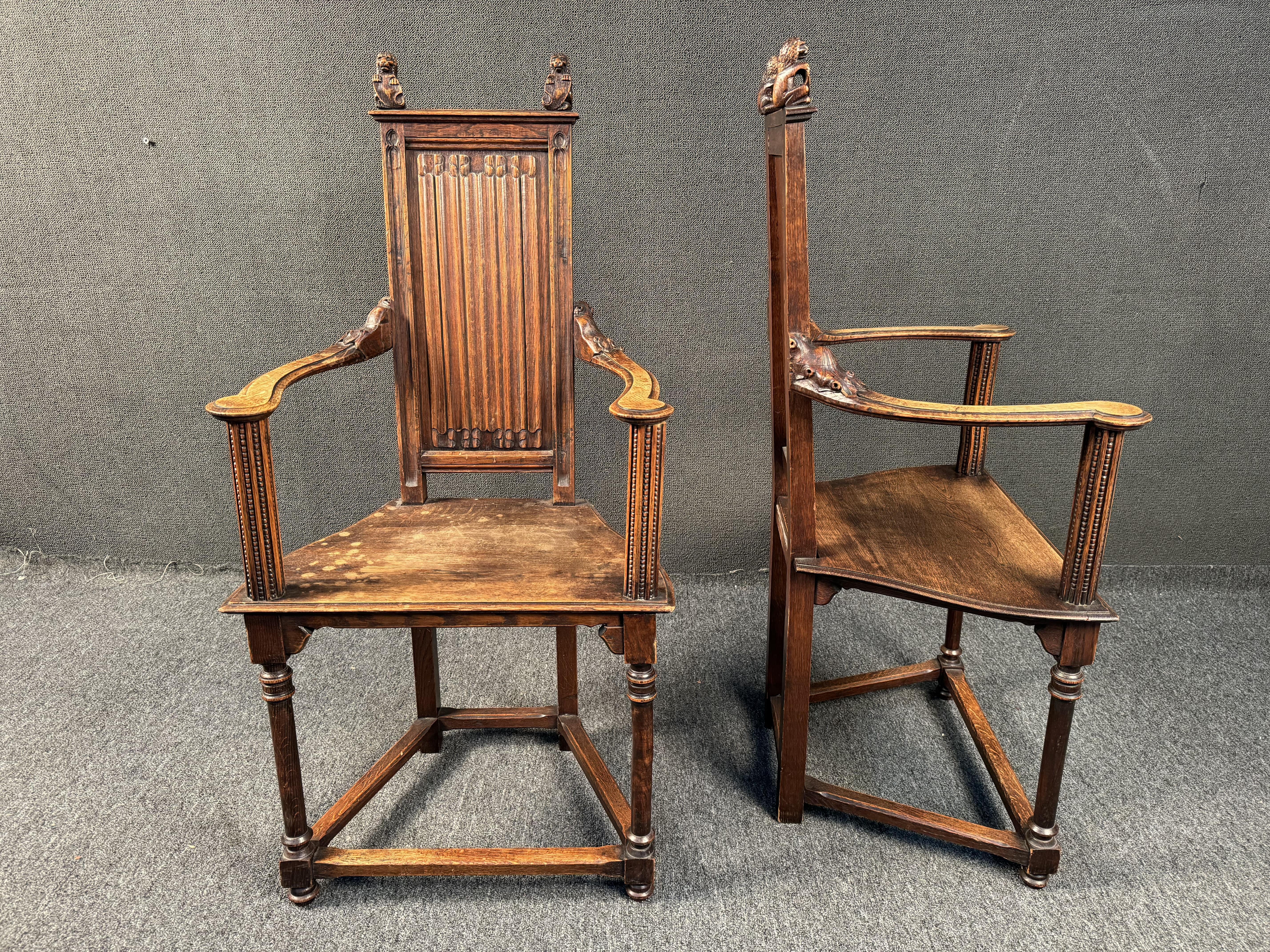 Coppia di bellissime poltrone gotiche a schienale alto in Oak antico. Caratterizzato da struttura in Oak, braccioli curvi, gambe tornite e accenti intagliati a mano. Confermare la posizione del venditore (NY o  NJ)
