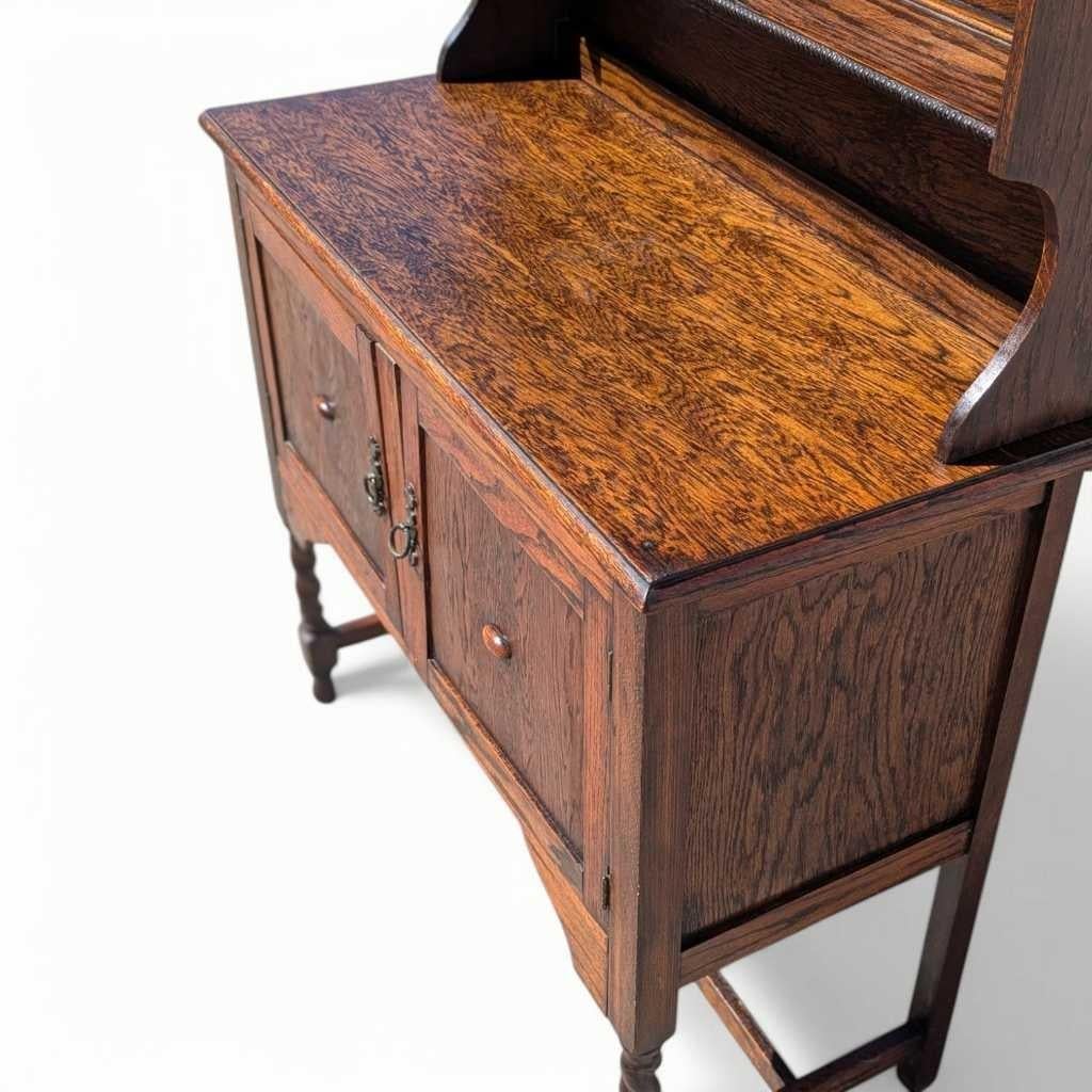 Conejera antigua de roble con patas torcidas de cebada, almacenamiento y estantes, c. 1900 en venta 3
