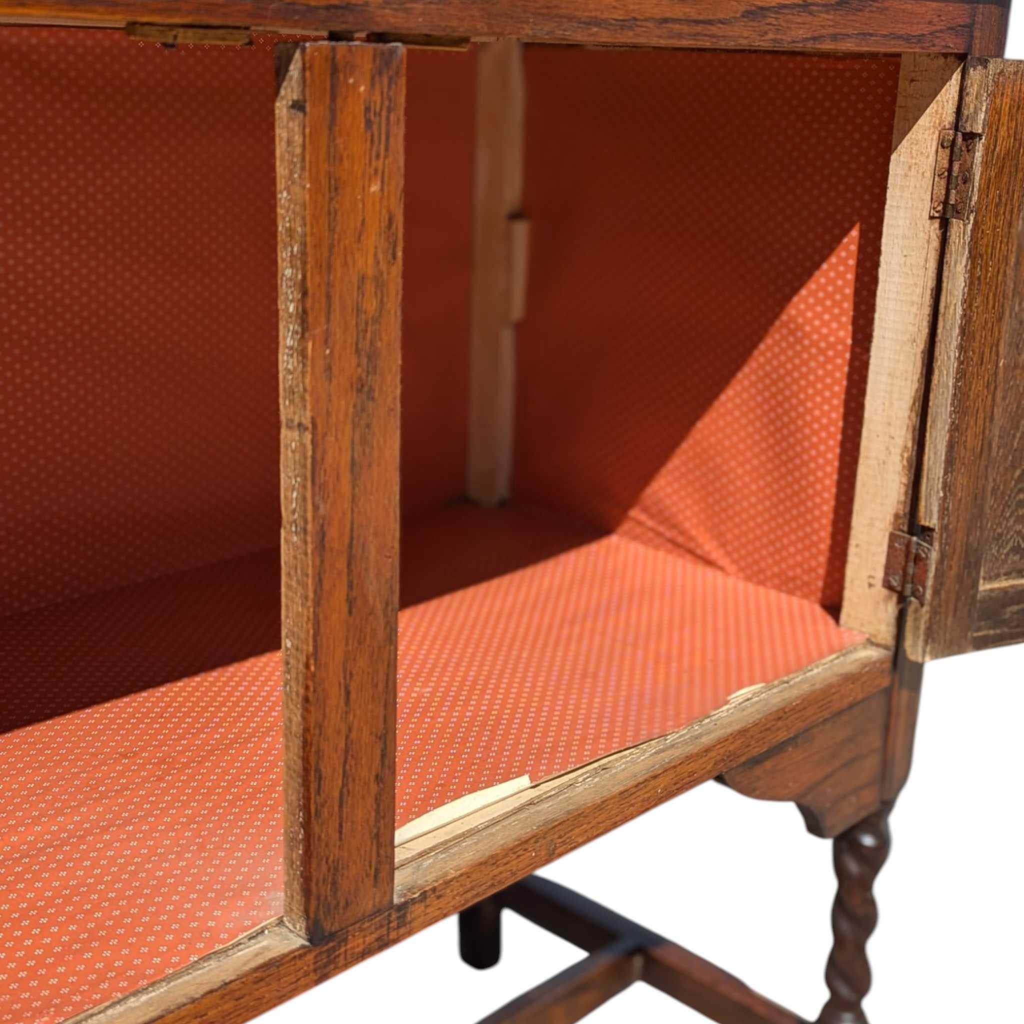 Conejera antigua de roble con patas torcidas de cebada, almacenamiento y estantes, c. 1900 en venta 8