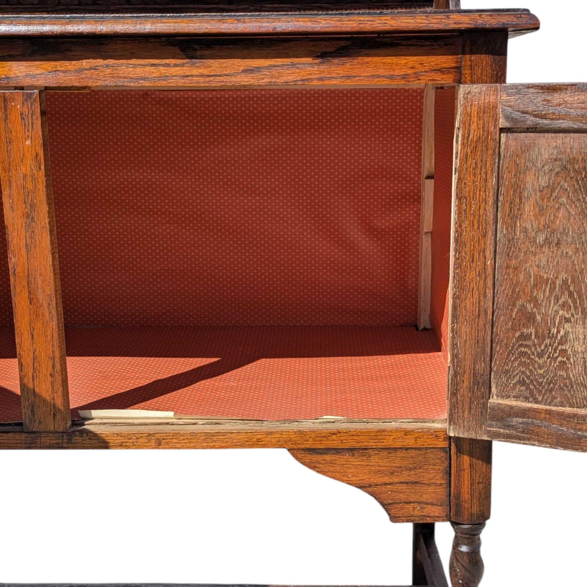 Conejera antigua de roble con patas torcidas de cebada, almacenamiento y estantes, c. 1900 en venta 9