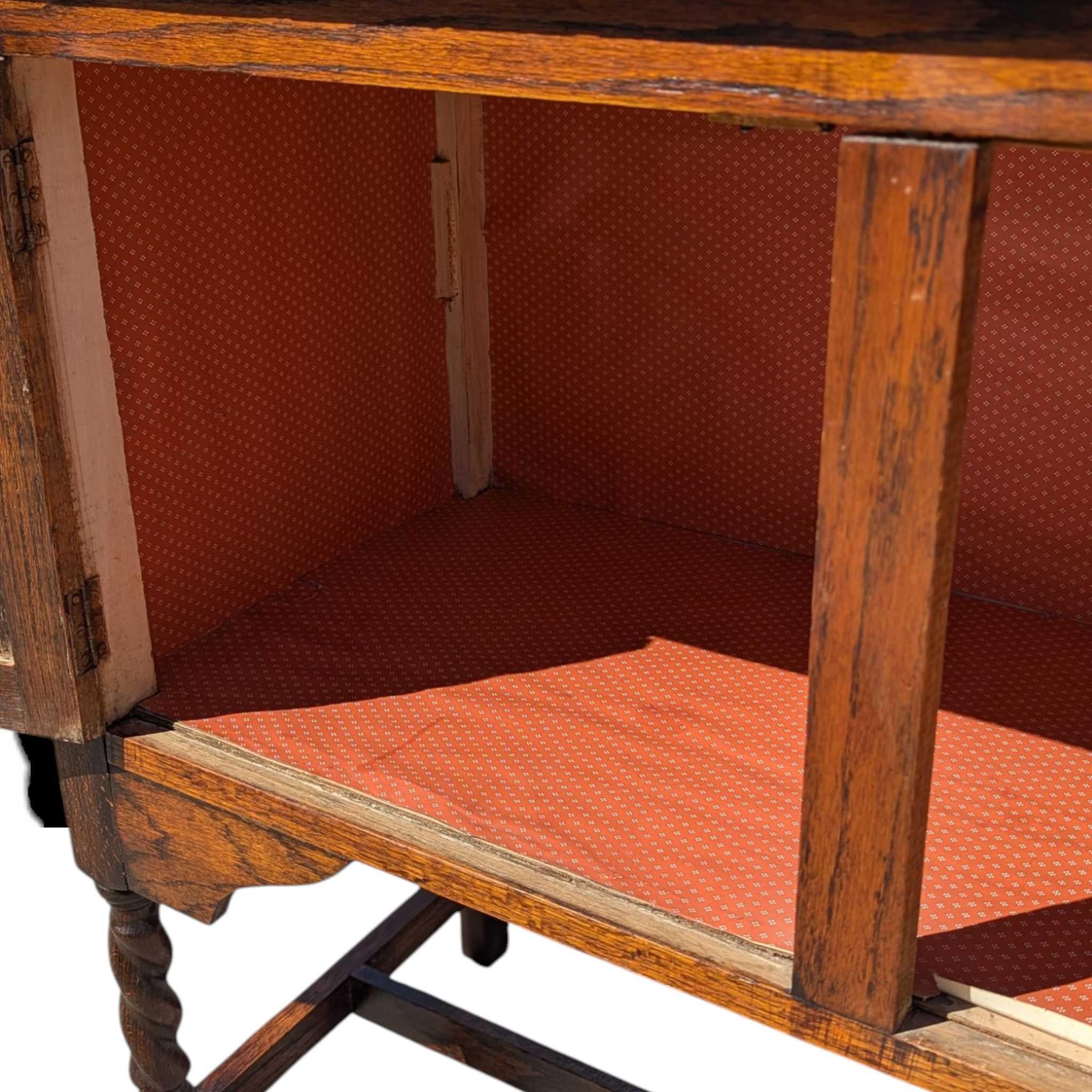 Conejera antigua de roble con patas torcidas de cebada, almacenamiento y estantes, c. 1900 en venta 10