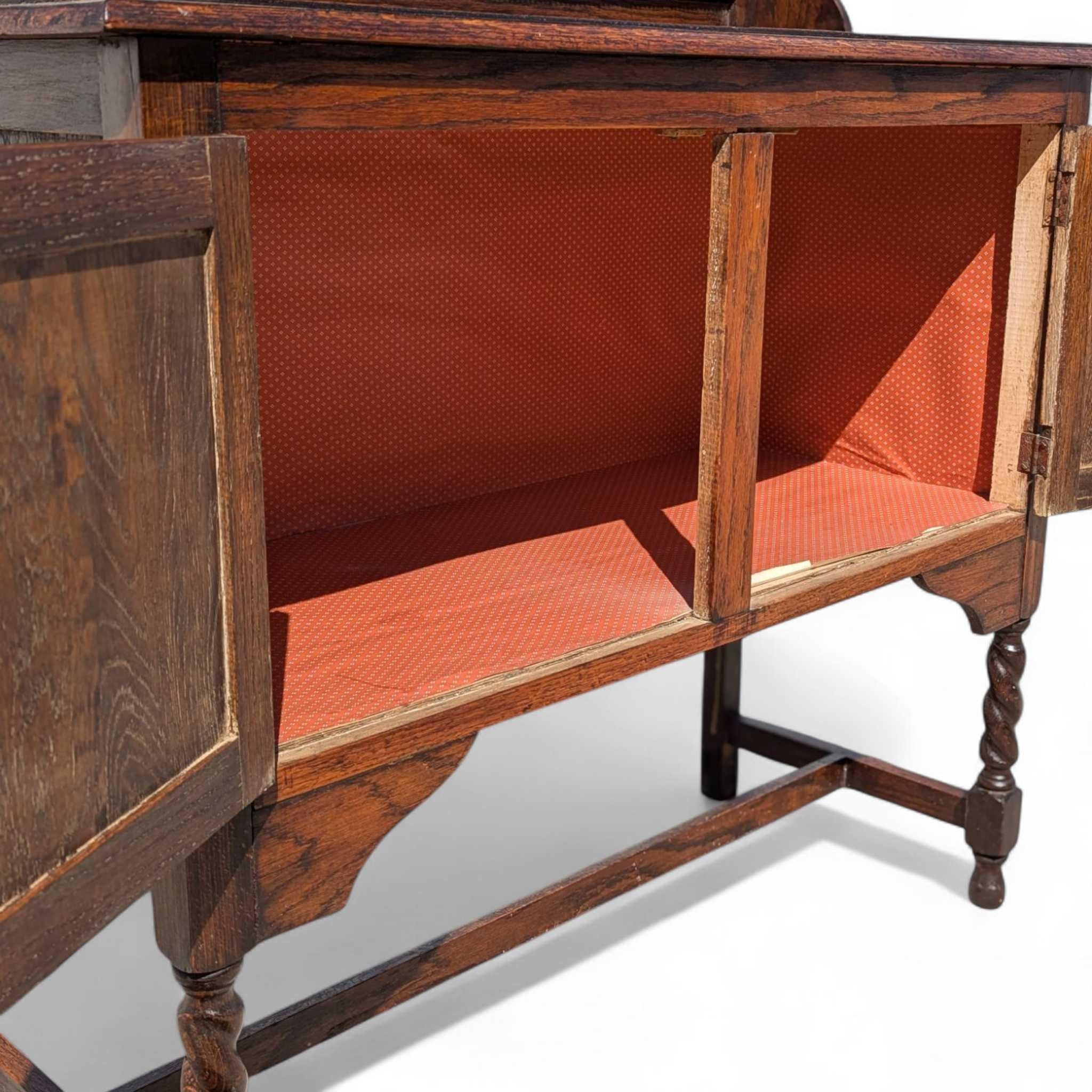 Conejera antigua de roble con patas torcidas de cebada, almacenamiento y estantes, c. 1900 en venta 11