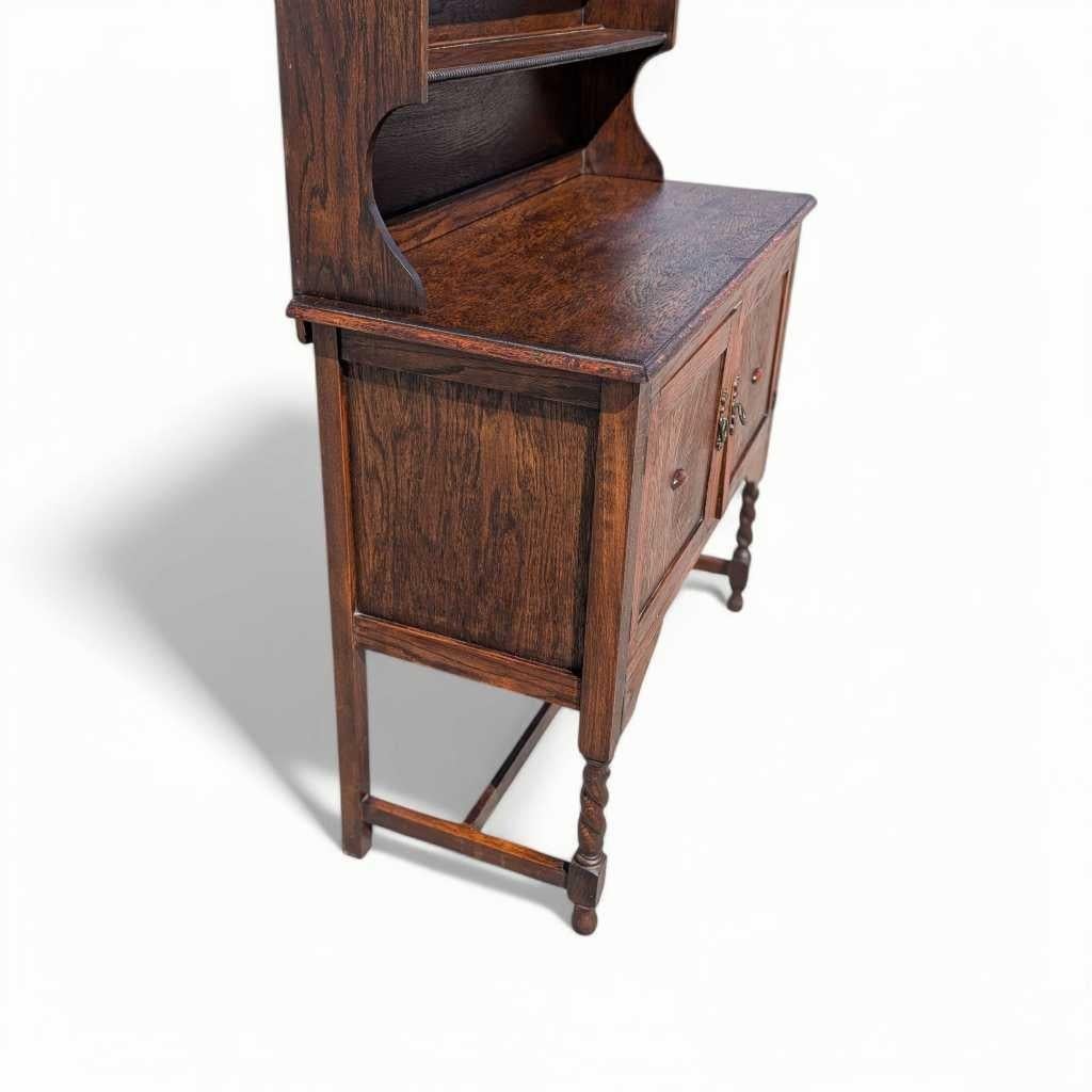 Conejera antigua de roble con patas torcidas de cebada, almacenamiento y estantes, c. 1900 Tallado en venta